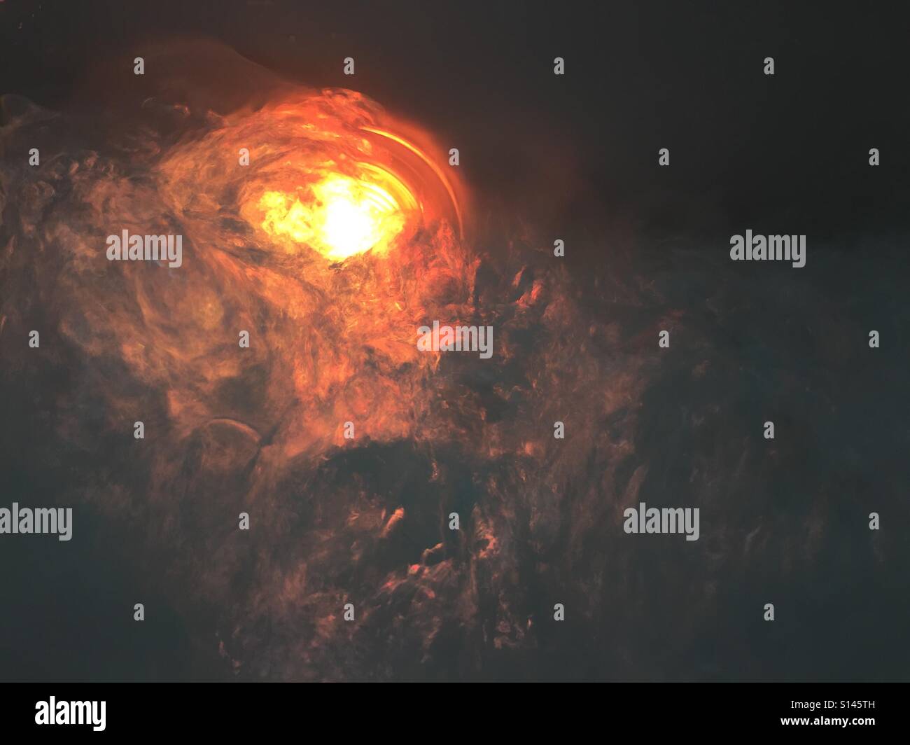 Wasser-Wirbel um eine Orange led-Licht. - Smartphone-aufgenommenes Stockfoto