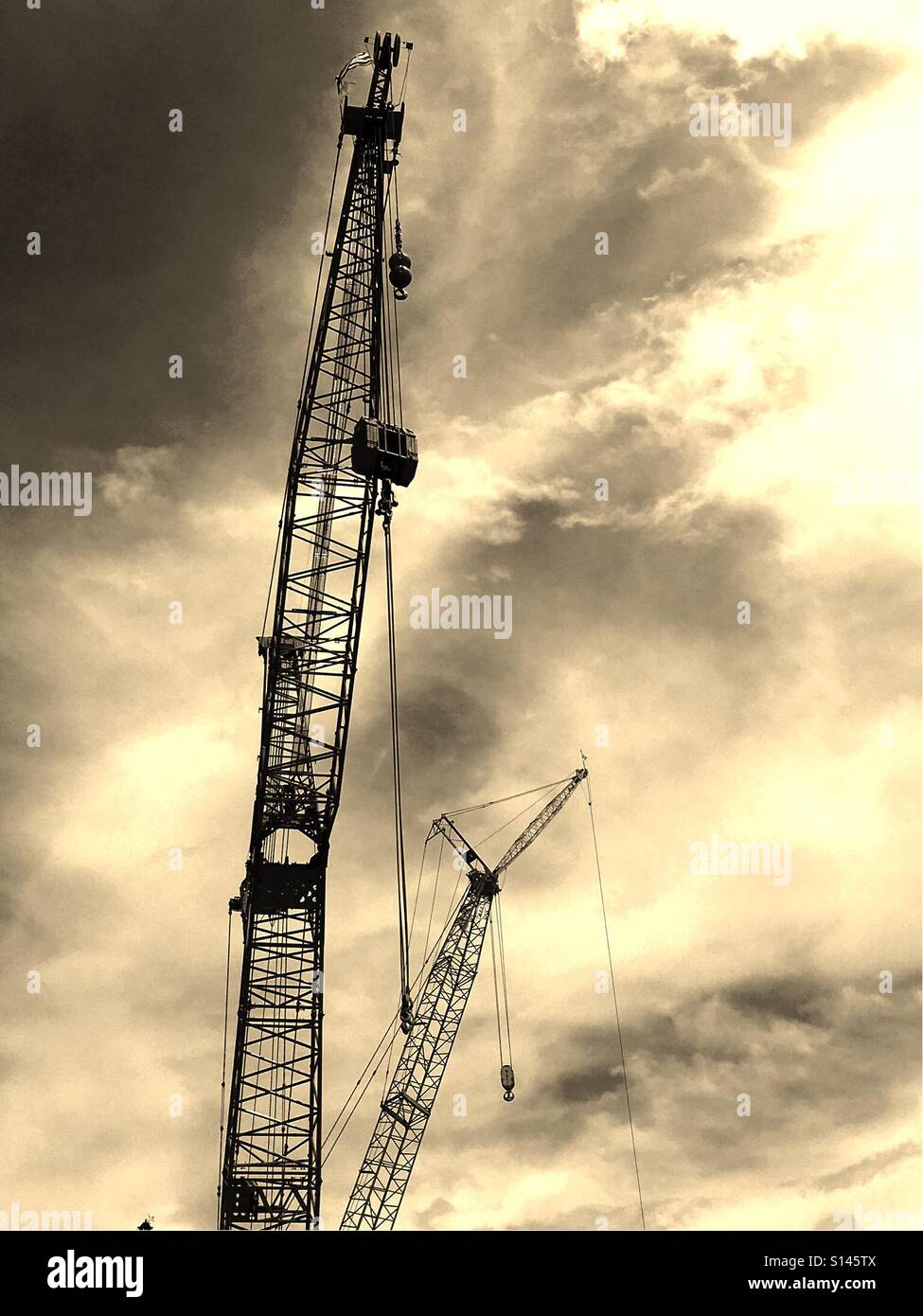 Baukräne - Smartphone-aufgenommenes Stockfoto