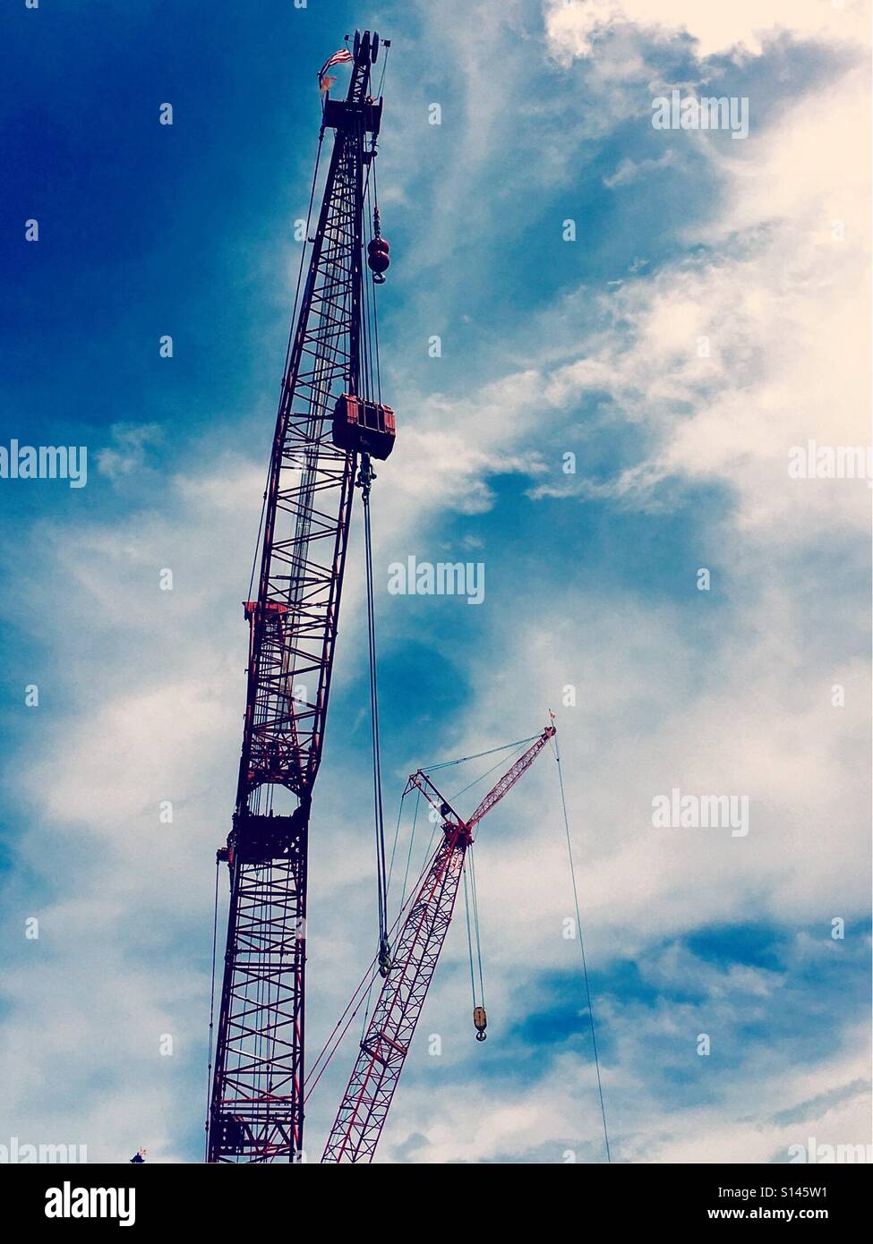 Baukräne - Smartphone-aufgenommenes Stockfoto