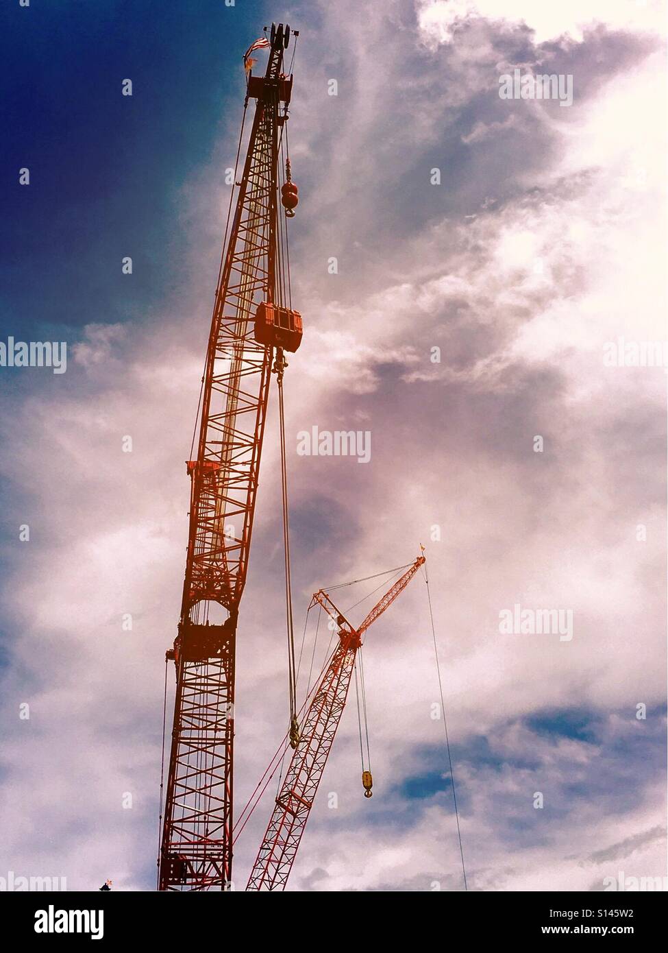 Baukräne - Smartphone-aufgenommenes Stockfoto