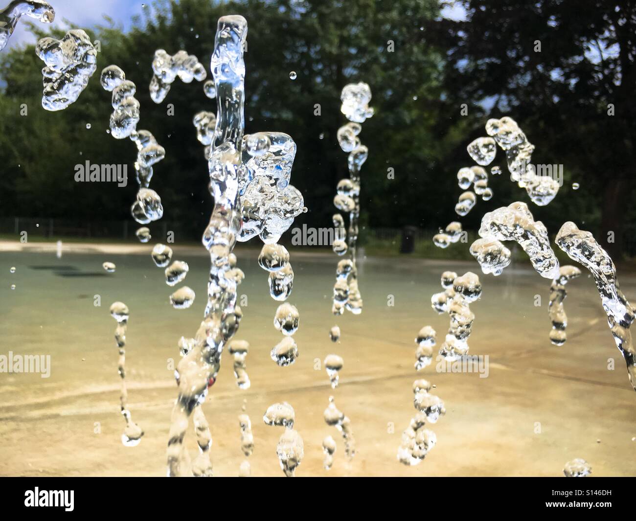Nahaufnahme von Tröpfchen von Wasser-Brunnen - Smartphone-aufgenommenes Stockfoto