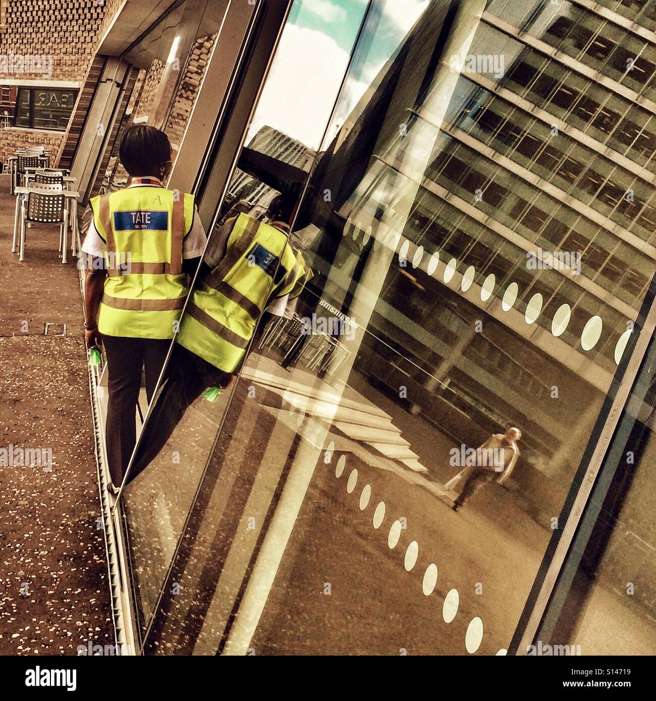Rufen Sie Security - Wachmann und Glasbau - Smartphone-aufgenommenes Stockfoto