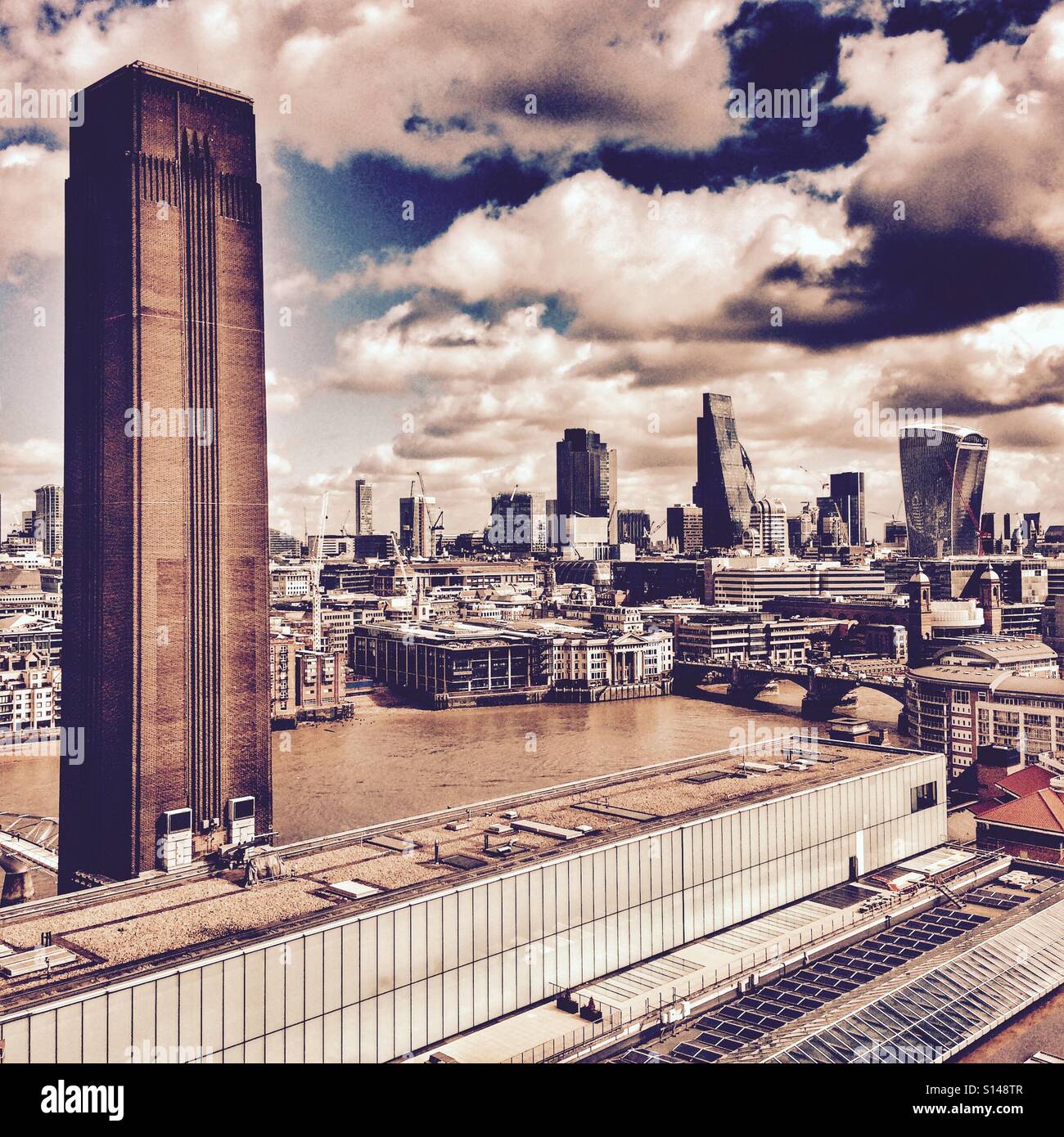 Die Skyline von London nach Norden von der Tate Modern über die Themse in die Stadt London UK 2016 - Smartphone-aufgenommenes Stockfoto