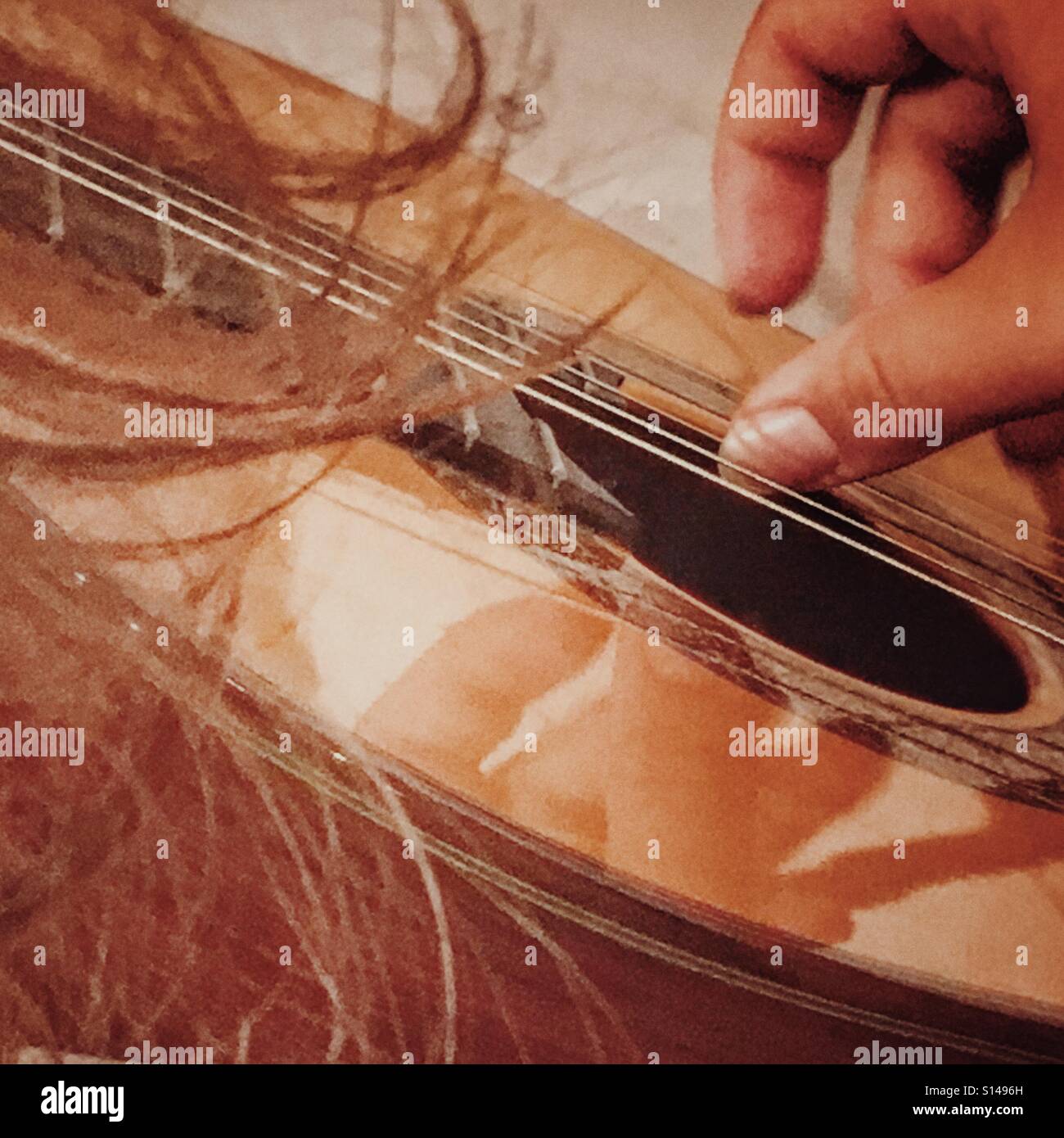 Teenager klassische Gitarre spielen - Smartphone-aufgenommenes Stockfoto