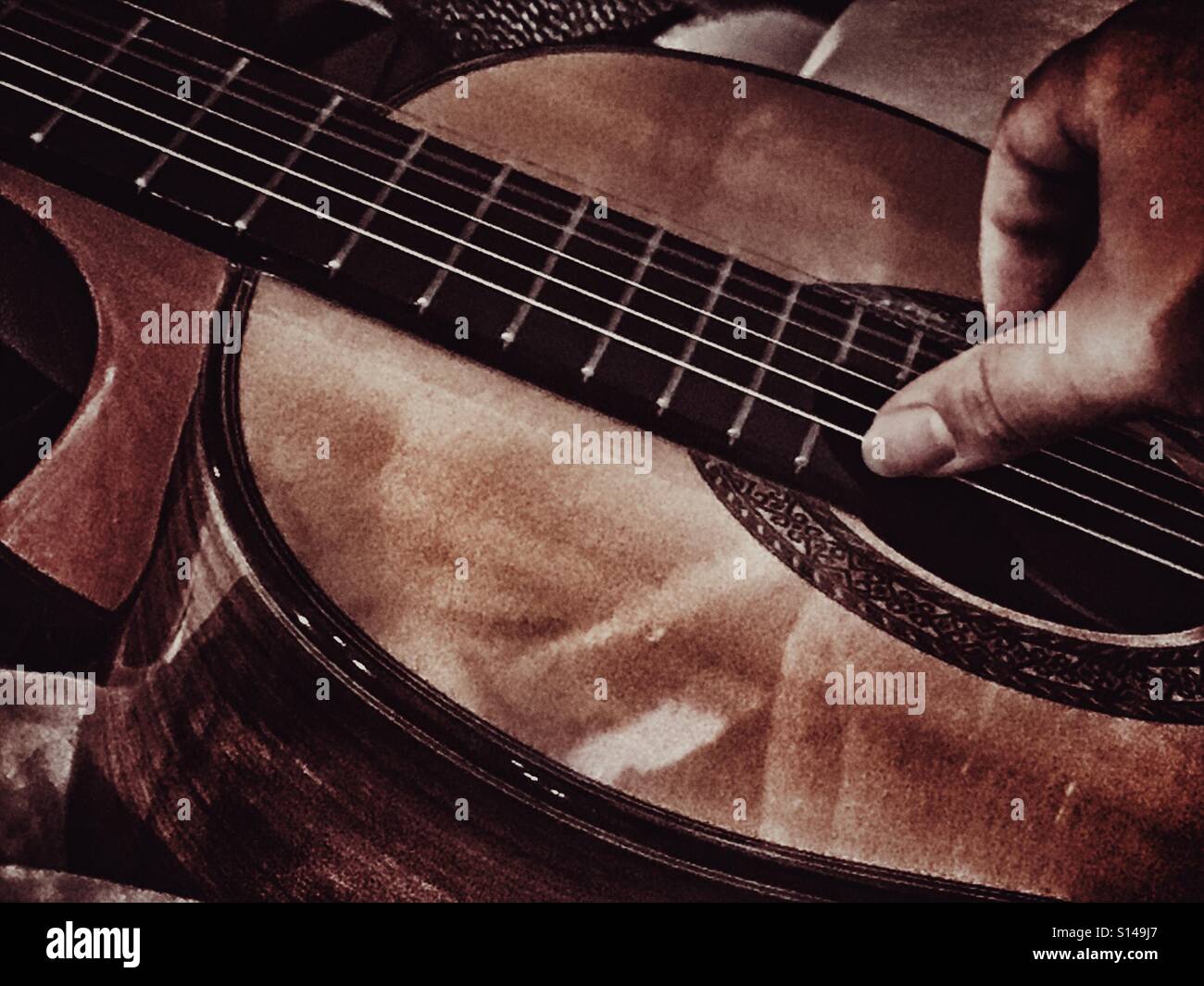 Mädchen spielen klassischen Gitarre, Nahaufnahme - Smartphone-aufgenommenes Stockfoto