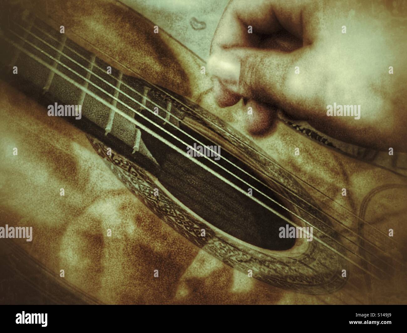 Mädchen spielen klassischen Gitarre, Nahaufnahme - Smartphone-aufgenommenes Stockfoto