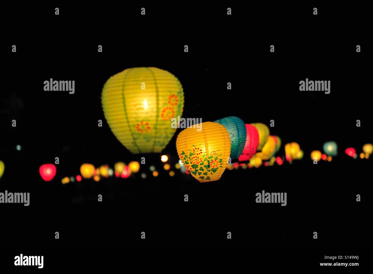 Japanische Laternen in der Nacht - Smartphone-aufgenommenes Stockfoto
