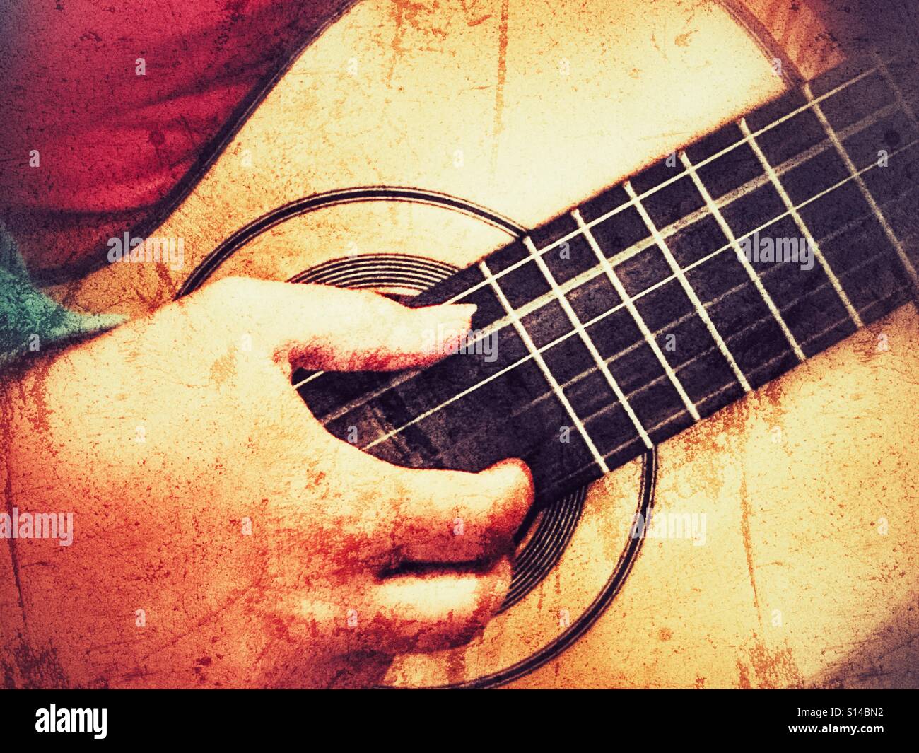 Replik des 19. Jahrhunderts Panormo Fecit Gitarre von Scot Tremblay gemacht zu spielen.  Nahaufnahme der rechten Hand. - Smartphone-aufgenommenes Stockfoto