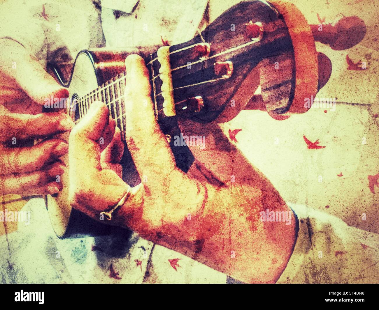 Spielen Sie eine Machete de Braga oder Braguinha, eine vier Saiteninstrument aus Madeira. - Smartphone-aufgenommenes Stockfoto