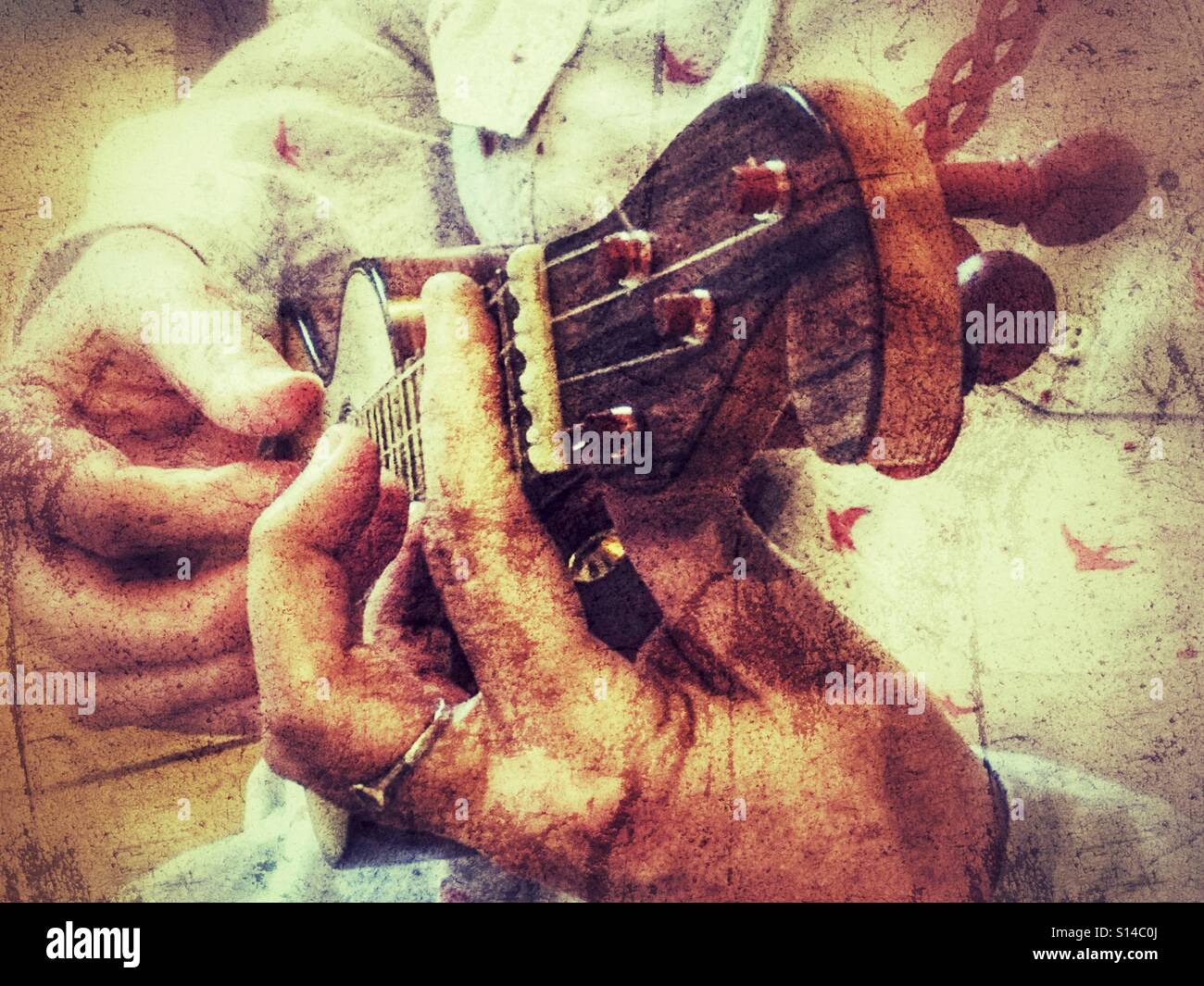 Frau spielt eine Machete de Braga oder Braguinha, ein traditionelles Saiteninstrument aus Madeira. Dieses ist eine moderne Replik von Scot Tremblay. - Smartphone-aufgenommenes Stockfoto