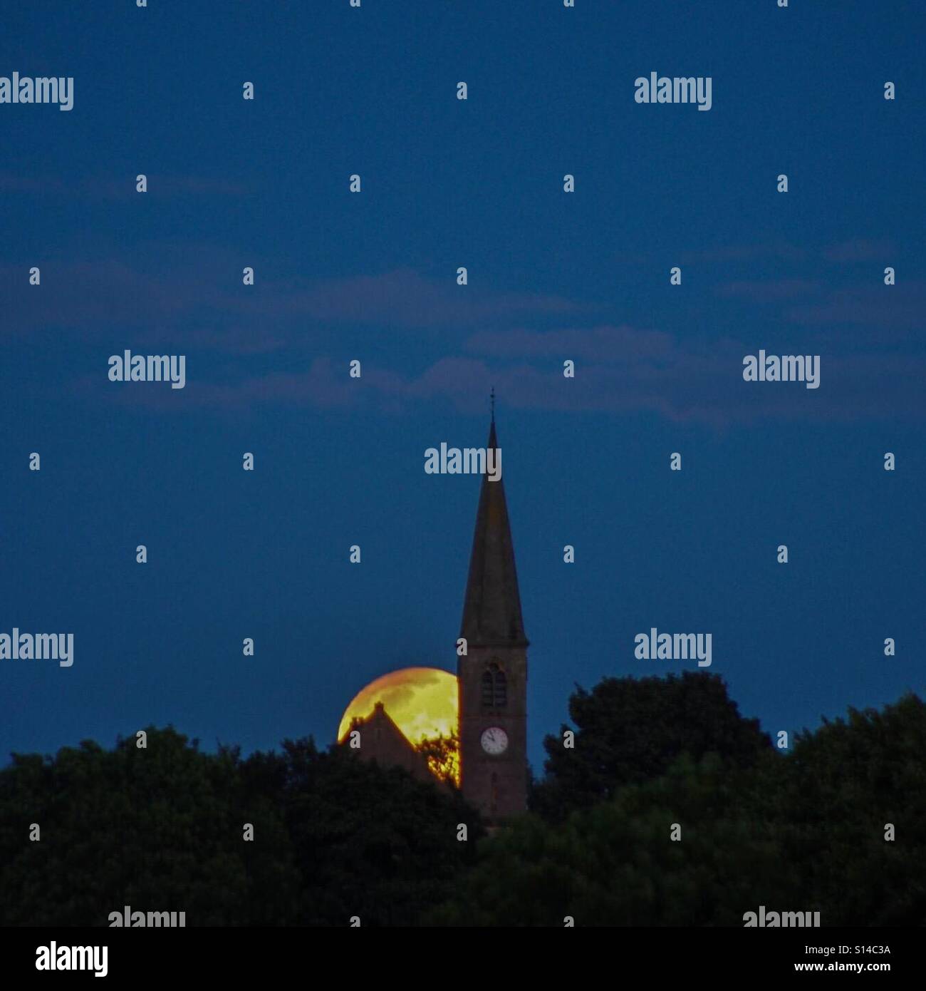 Ernte Mondaufgang hinter Chryston Pfarrkirche, Schottland - Smartphone-aufgenommenes Stockfoto