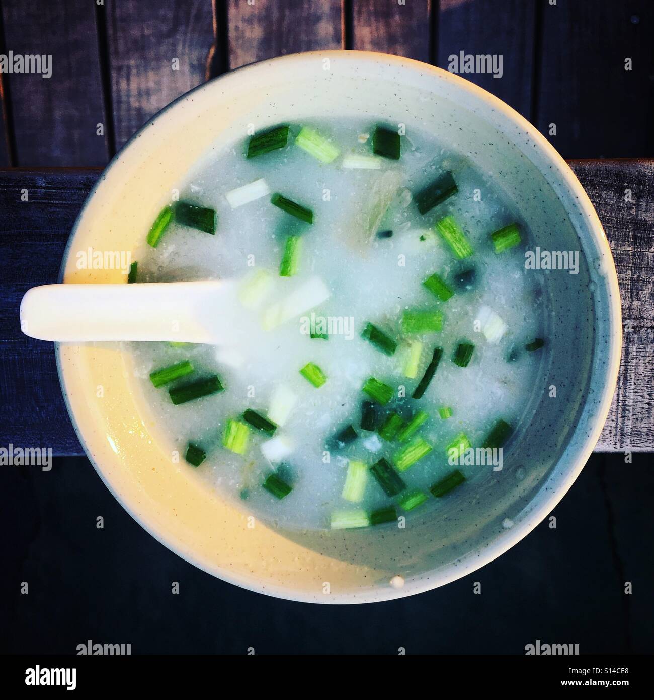 Chinesisches asiatisches Essen Rezept Fisch Congee Suppe Topfokus essen essend hungrig lecker Snack Diner Mittagessen - Smartphone-aufgenommenes Stockfoto
