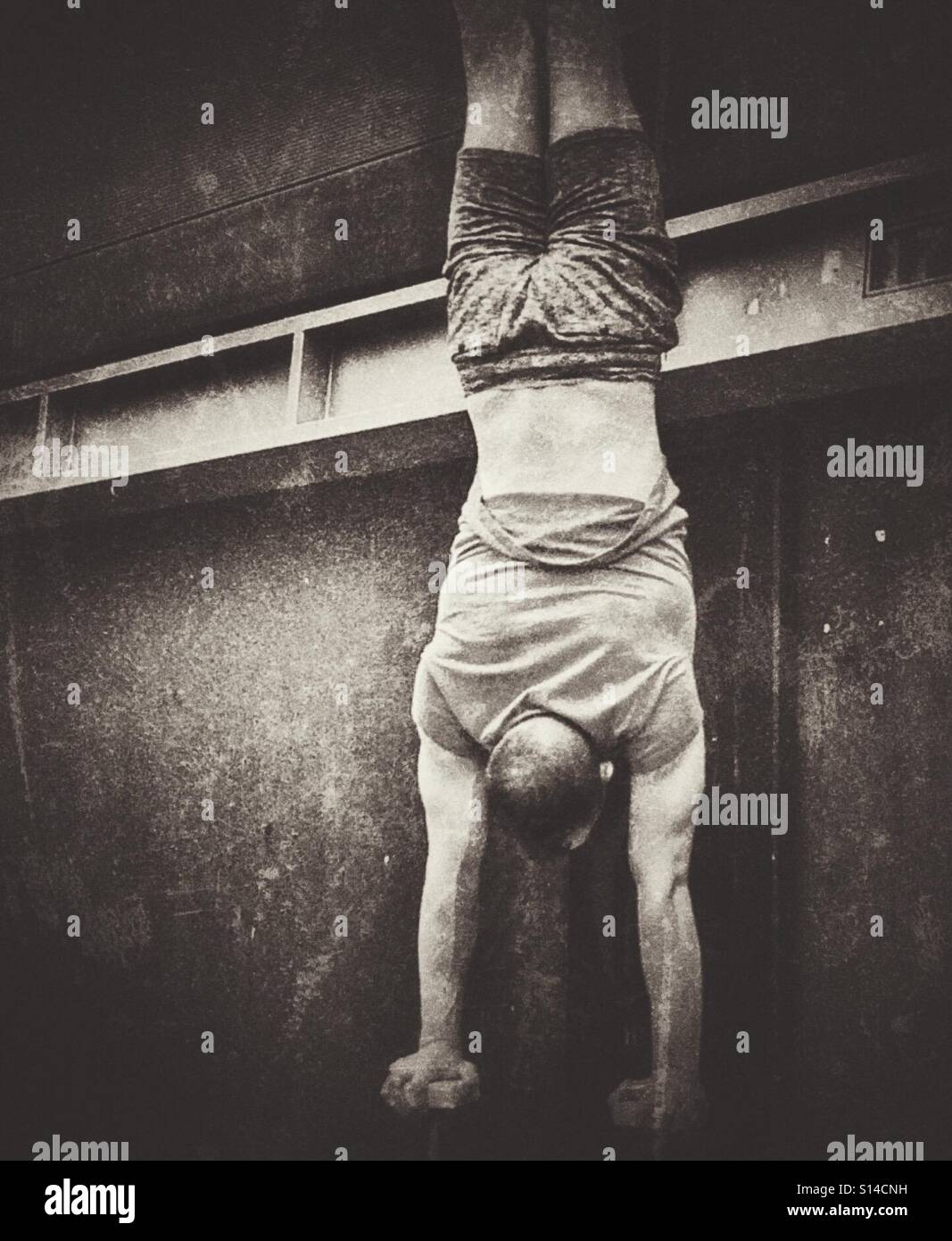 Eine Turnerin Durchführung einen Handstand auf der Straße, London - Smartphone-aufgenommenes Stockfoto
