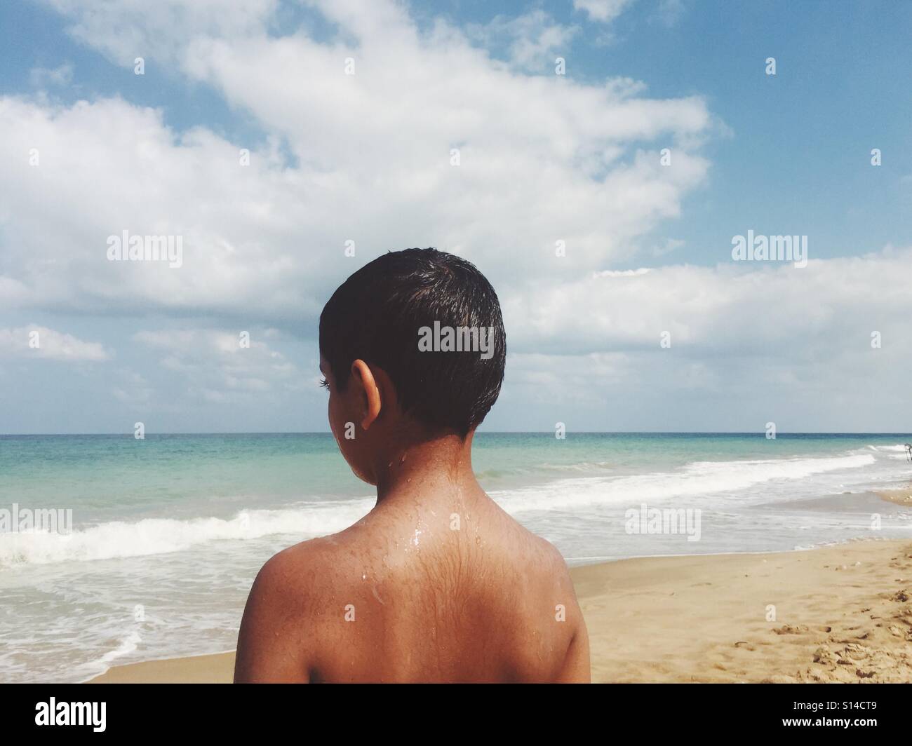 Kleiner Junge am Meer Stockfoto