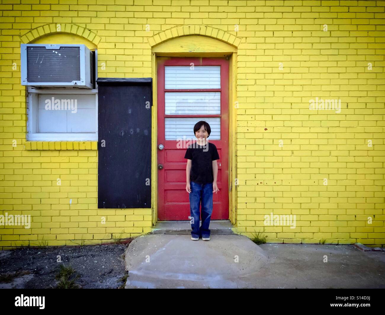 Junge rote Tür stand Stockfoto