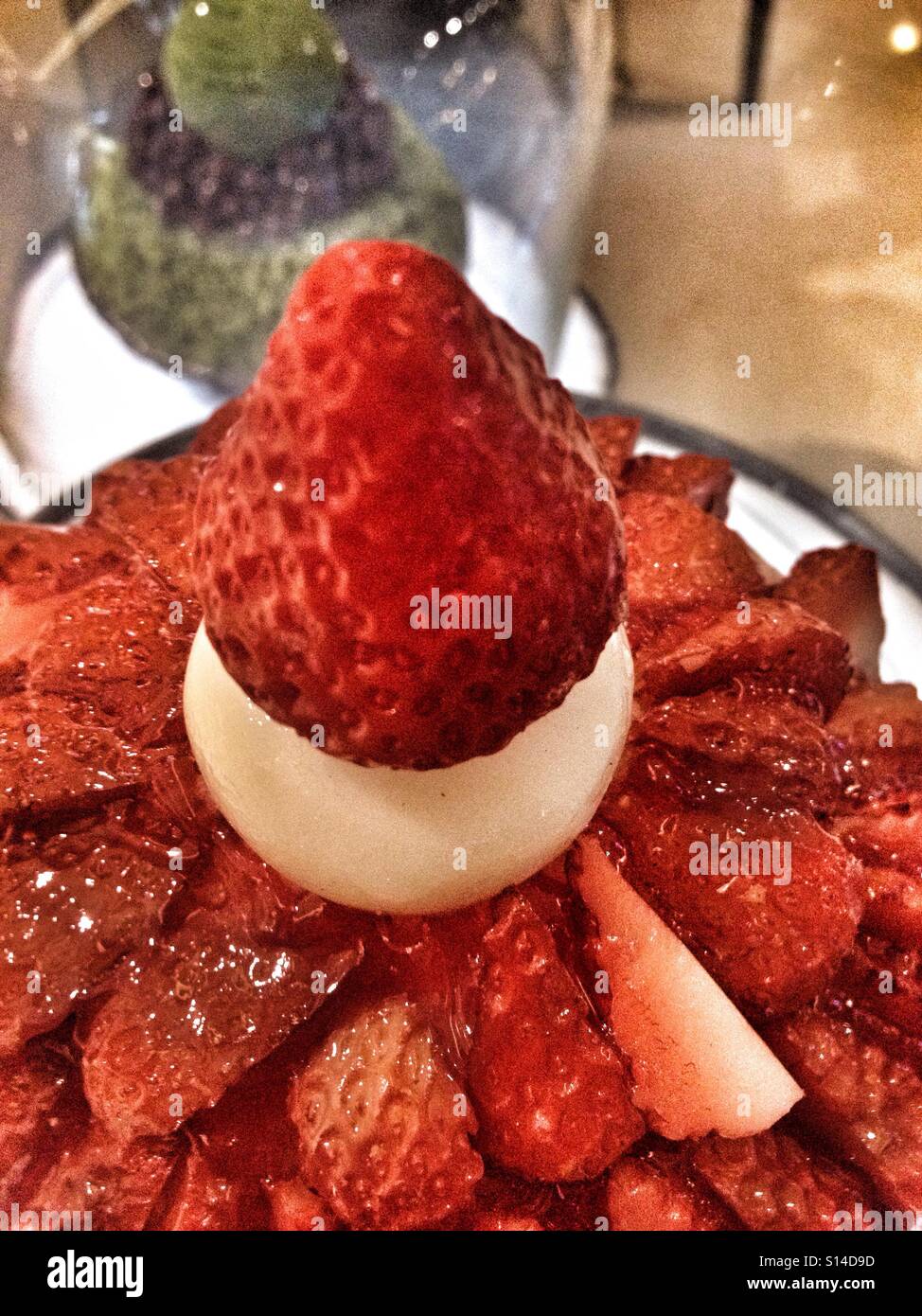 Kalten rasiert Eis Erdbeer Dessert, mit Tonnen von Erdbeeren befestigt Stockfoto