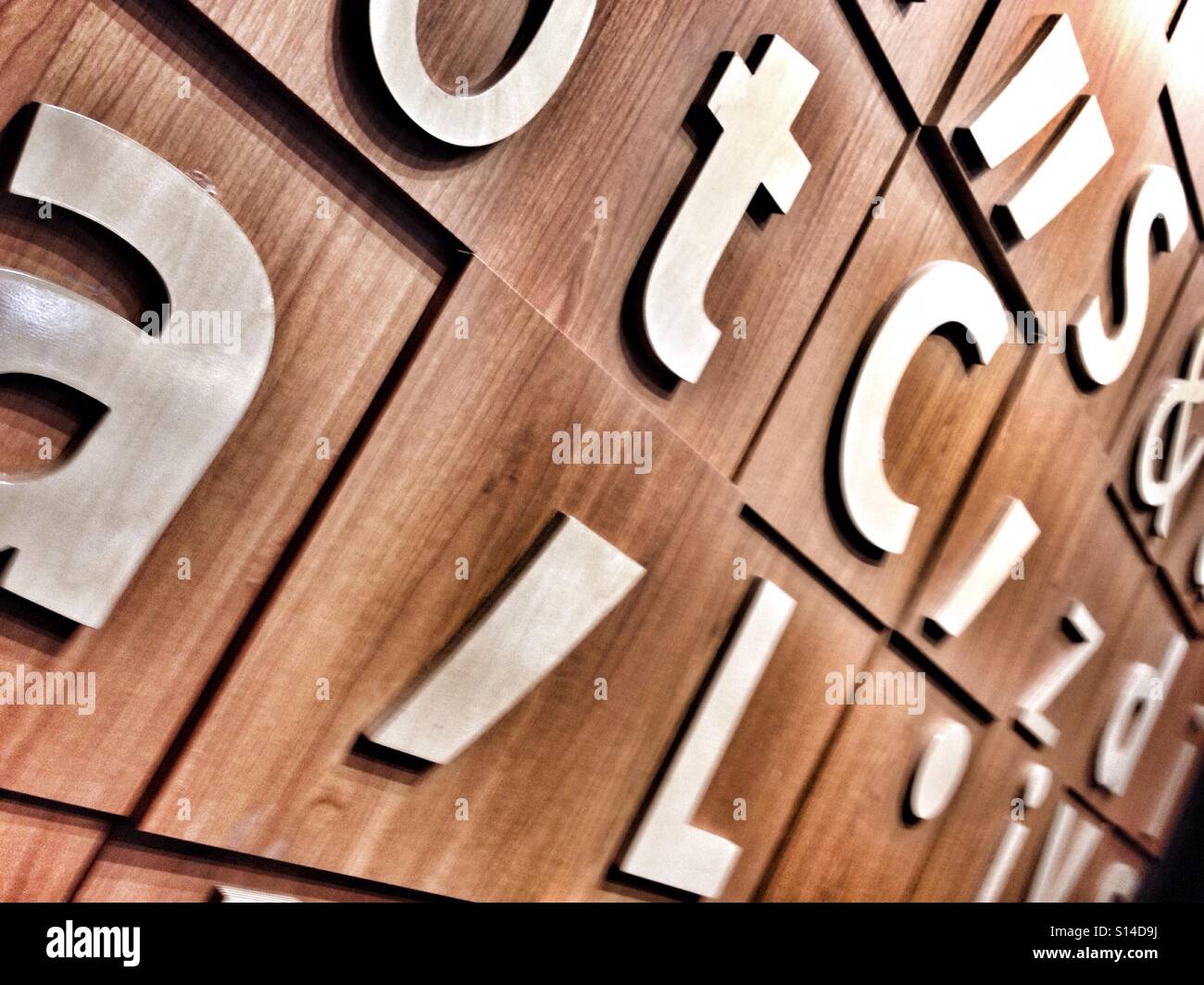 Zufällige Buchstaben, Satzzeichen, nutzen als Wandgestaltung und Interior Design Stockfoto