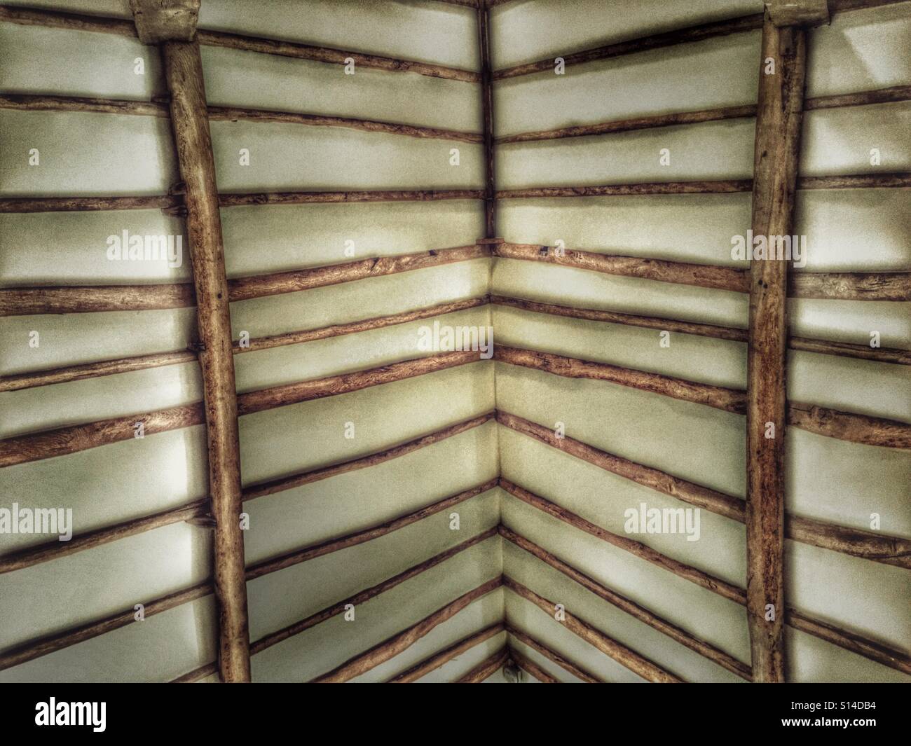 Hölzernen Dachbalken in einer alten Scheune ausgesetzt. England. Stockfoto