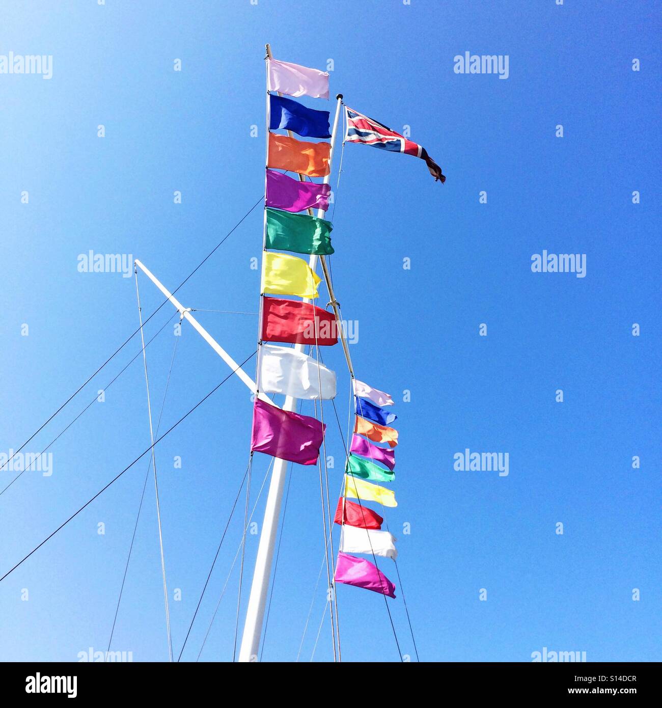 Farbige nautische Flaggen an einem mast Stockfoto
