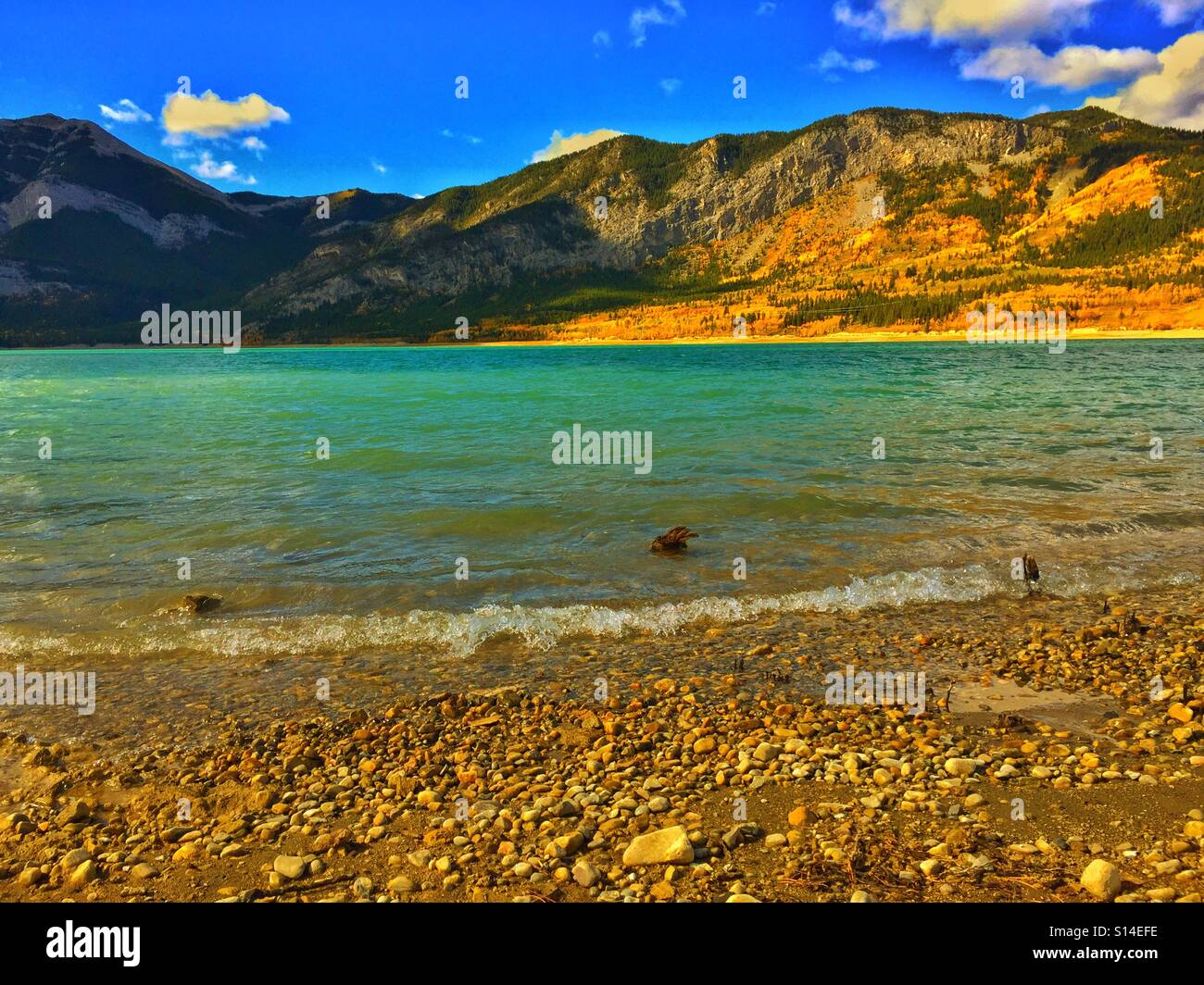 Bergsee in Alberta, Kanada.  Herbst in Kananaskis Country - Smartphone-aufgenommenes Stockfoto