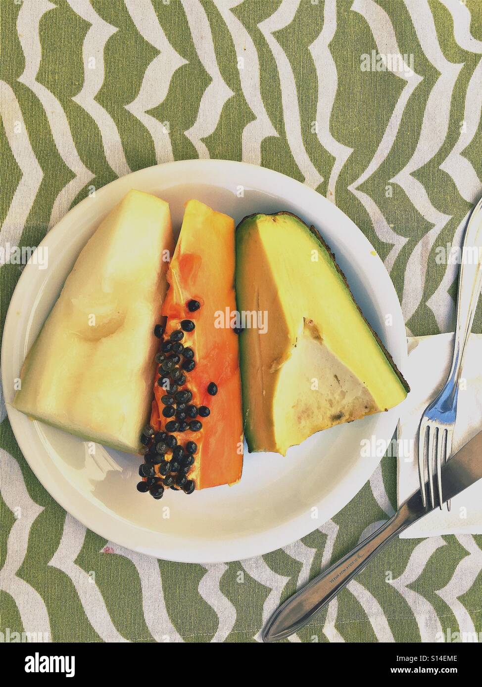 Ein Frühstück mit Papaya, Melone und Avocado. Stockfoto