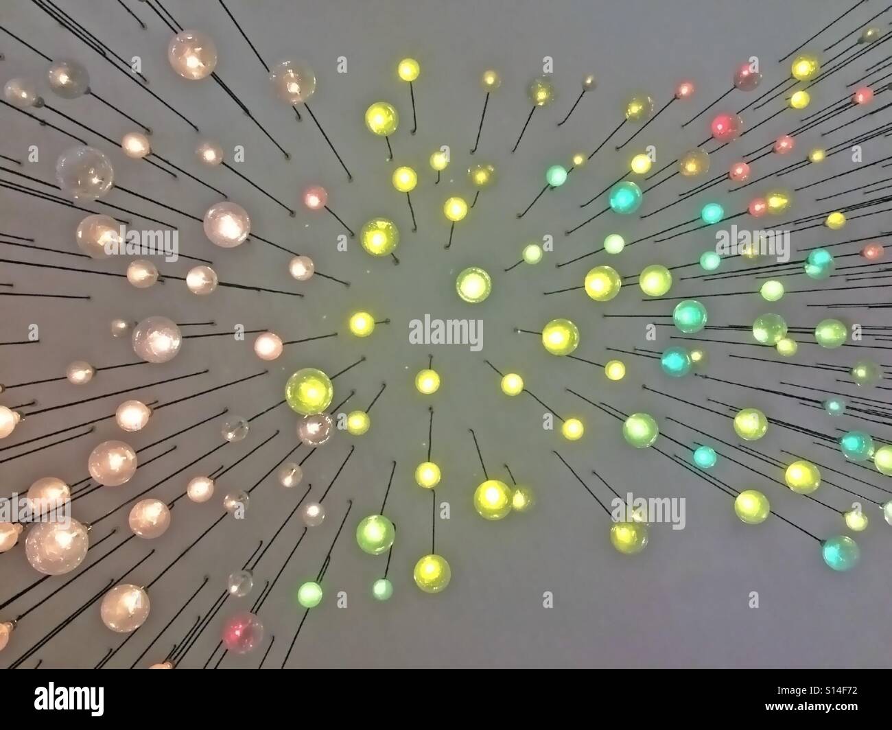 Unscharfen Hintergrund lebhaft gefärbten Decke Lampen - Smartphone-aufgenommenes Stockfoto