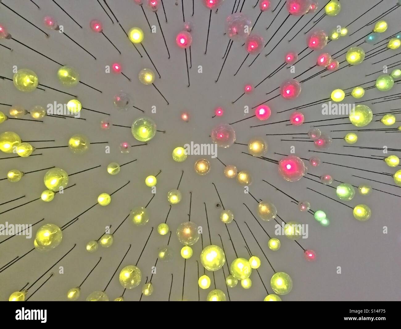 Unscharfen Hintergrund lebhaft gefärbten Decke Lampen - Smartphone-aufgenommenes Stockfoto