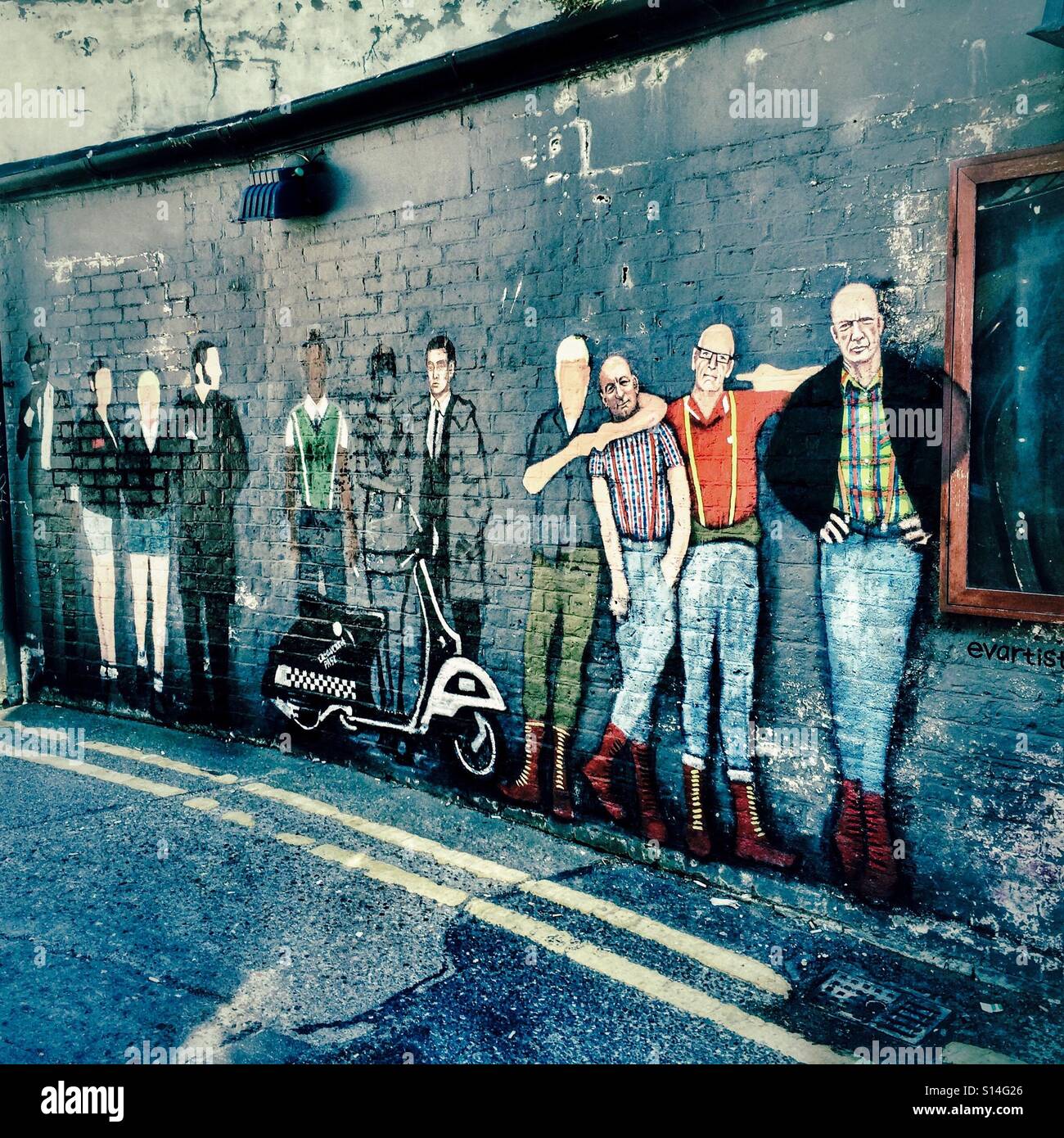 Bemalte Skinhead-Bande auf einer Straße Wand in Margate, England Stockfoto