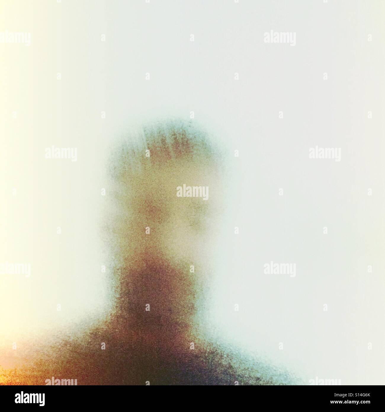 Selfie Reflexion in eine beschlagene Badezimmerspiegel Stockfoto