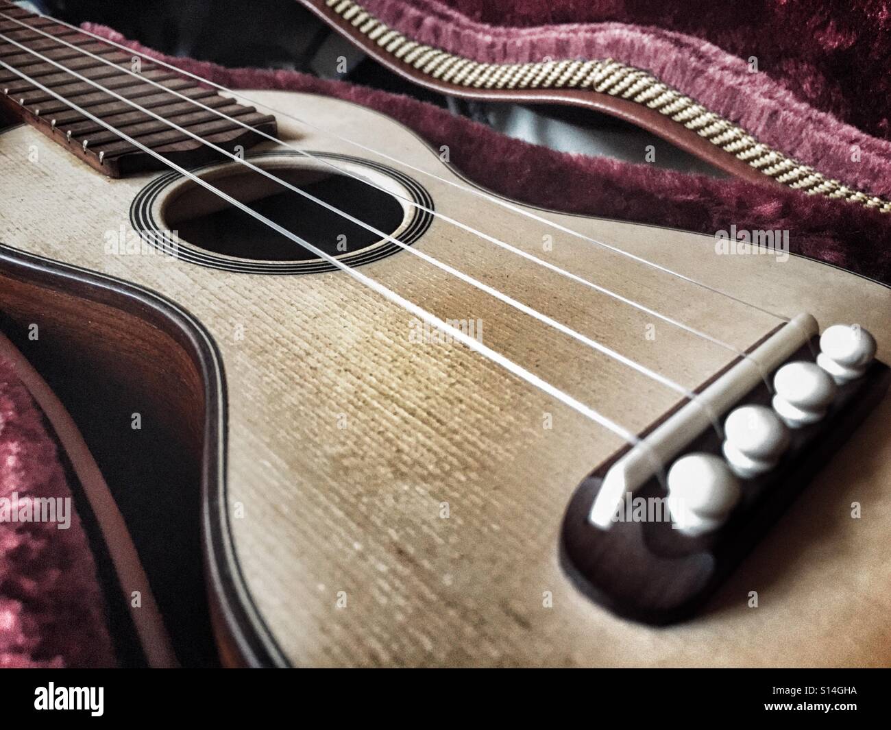 Machete de Braga, oder Braguinha, ein traditionelles Saiteninstrument aus Madeira. - Smartphone-aufgenommenes Stockfoto