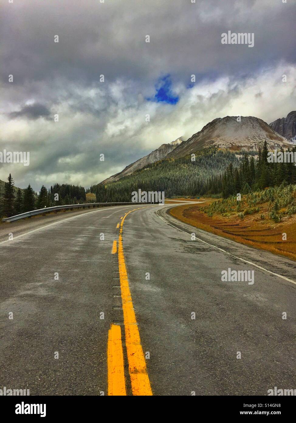 Kurvenreiche Straße in Highwood Pass, Alberta - Smartphone-aufgenommenes Stockfoto