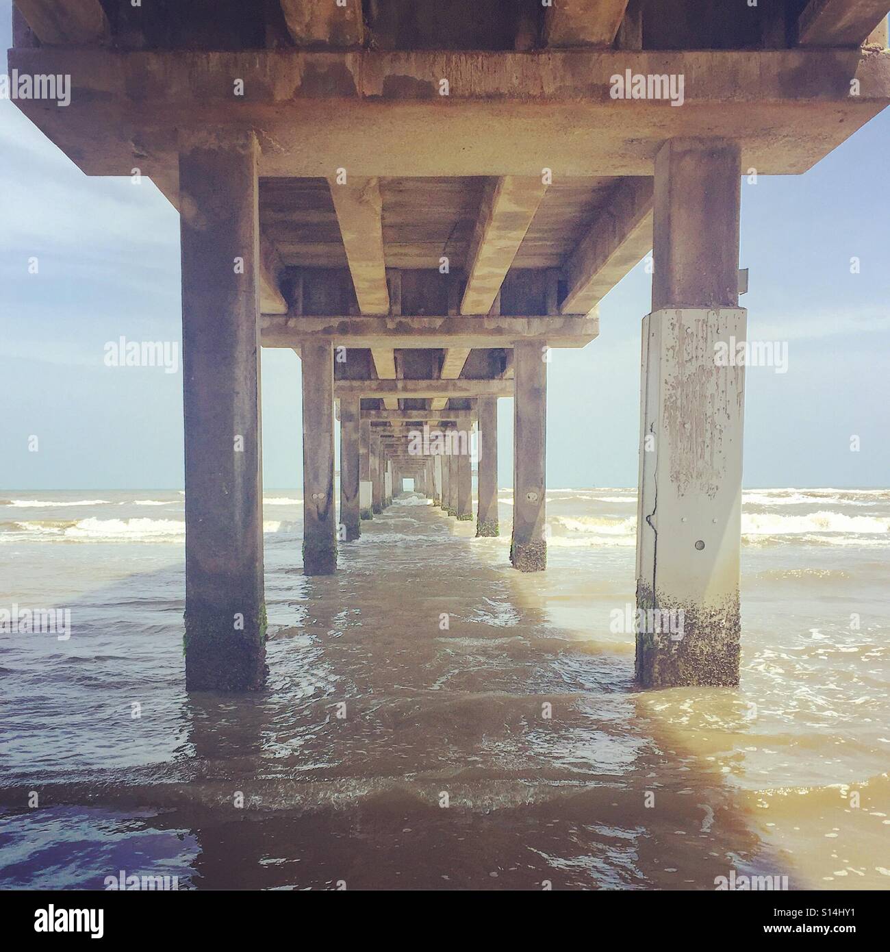 Tunnelblick. Ein Pier vor der Küste von Texas. Stockfoto