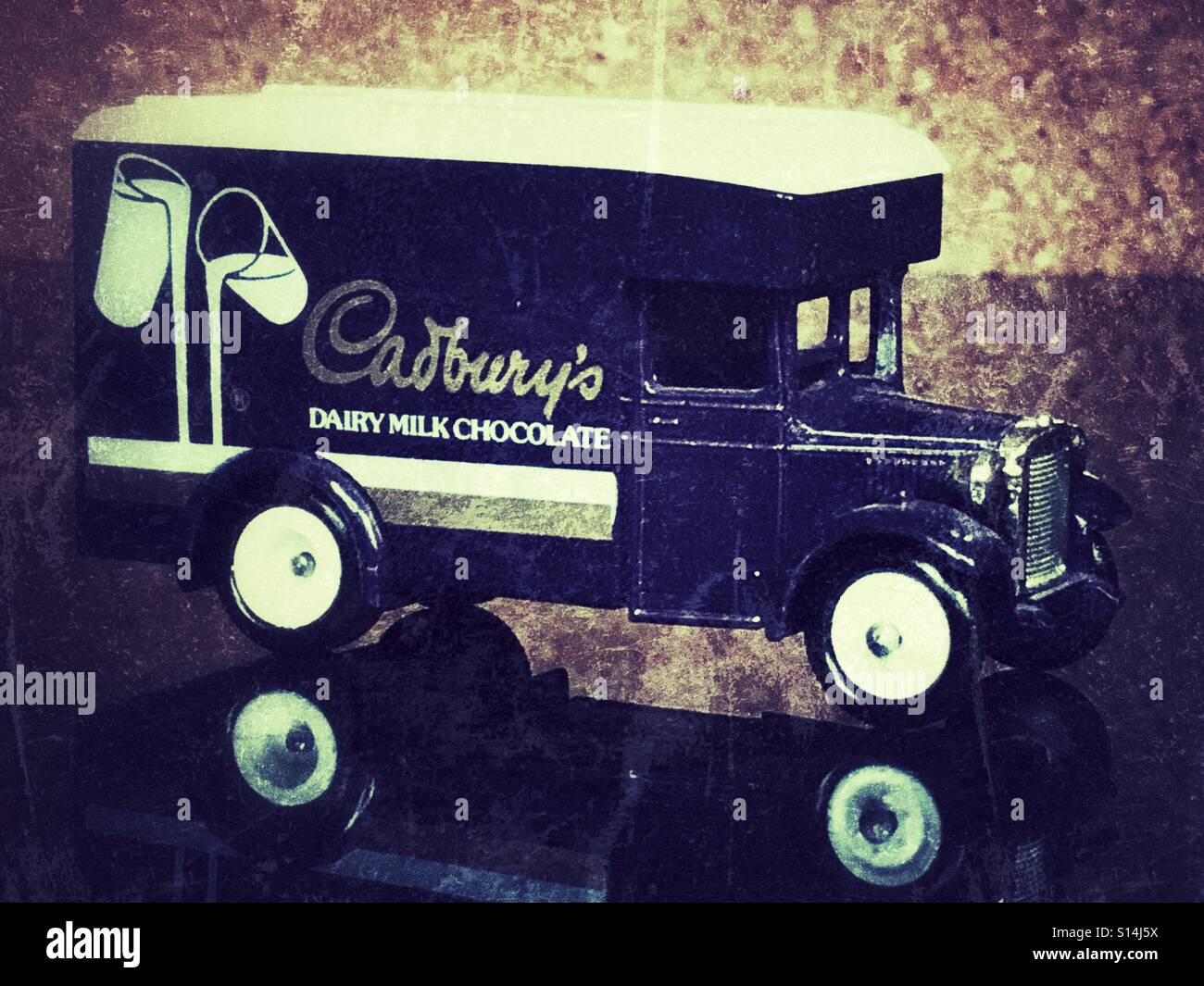 Diecast-Fahrzeug, ein Cadbury Dairy Milk Chocolate Lieferwagen, durch Zeiten der Vergangenheit - Smartphone-aufgenommenes Stockfoto