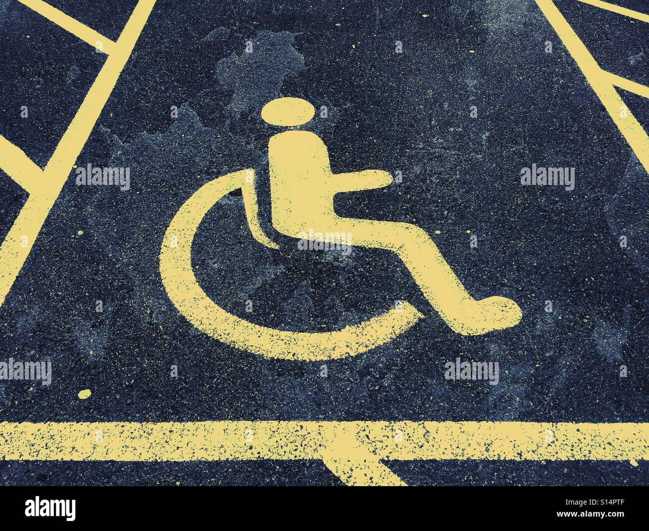 Ein gelbes Symbol einer Person in einem Rollstuhl sitzt. Diese Abbildung identifiziert das Gebiet als ein Fahrzeug Parkplatz reserviert für Menschen, die behindert sind und haben Fragen der Mobilität. © COLIN HOSKINS. - Smartphone-aufgenommenes Stockfoto