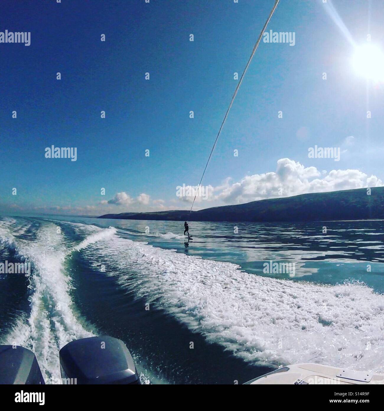 Wakeboarding in New Quay, Wales in der Sonne. Stockfoto