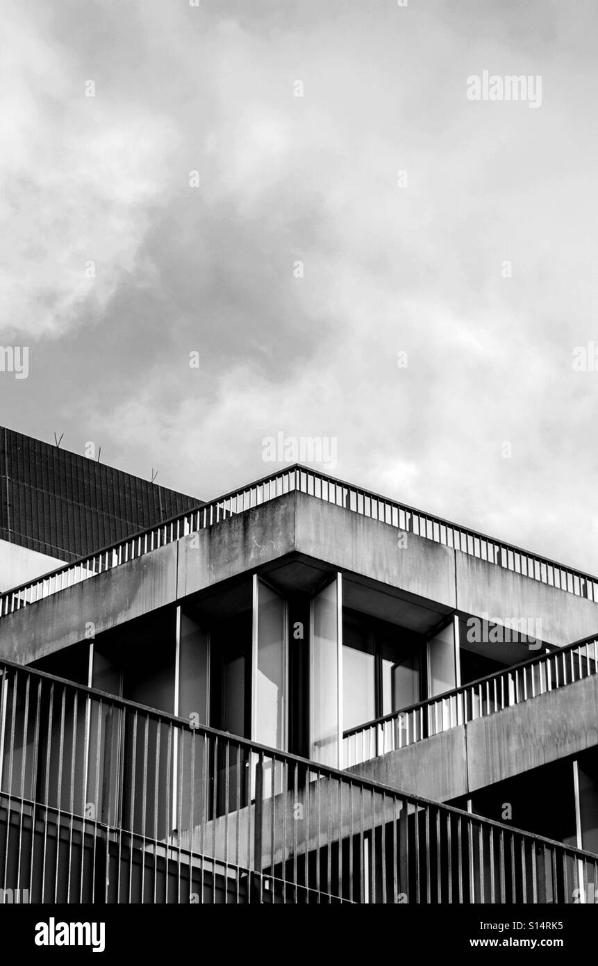 Brutalist Architektur Geländer mit scharfen Winkeln in Schwarzweiß gedreht Stockfoto