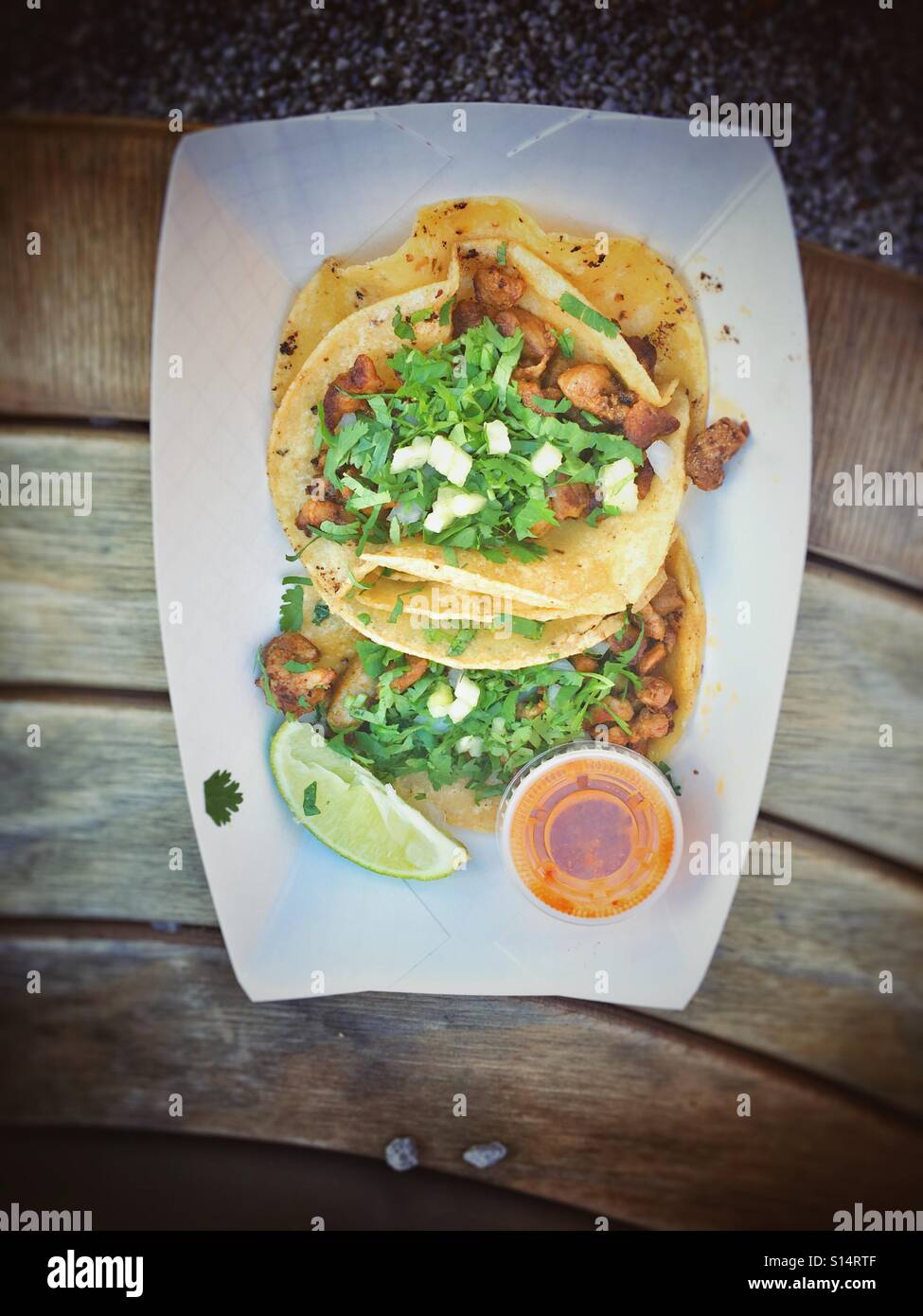 Teller mit Tacos Al Pastor mit scharfer Sauce und Kalk Stockfoto