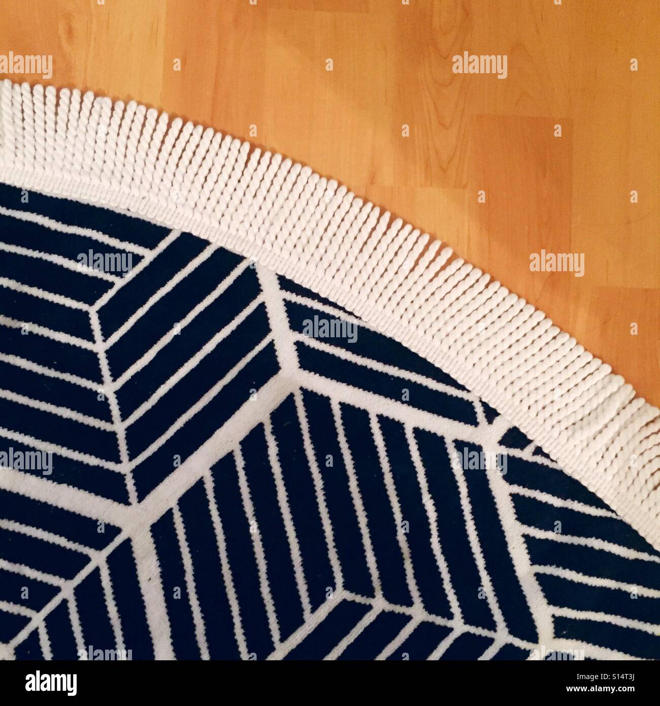 Geometrische Teppich auf einem Holzfußboden Stockfoto