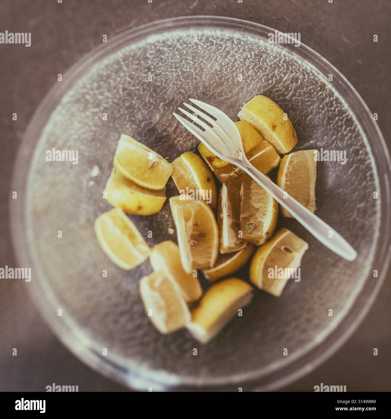 Restaurant Lemon Keile und Kunststoff Gabel in Plastikschüssel Stockfoto