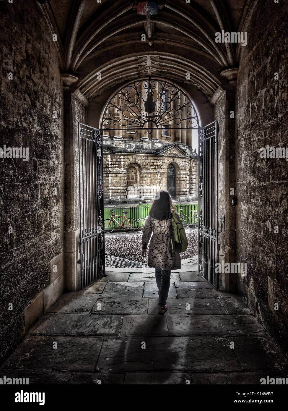 Weiblich, so dass der Bodleian Library, zu Fuß in Richtung die Radcliffe Camera, University of Oxford, England - Smartphone-aufgenommenes Stockfoto