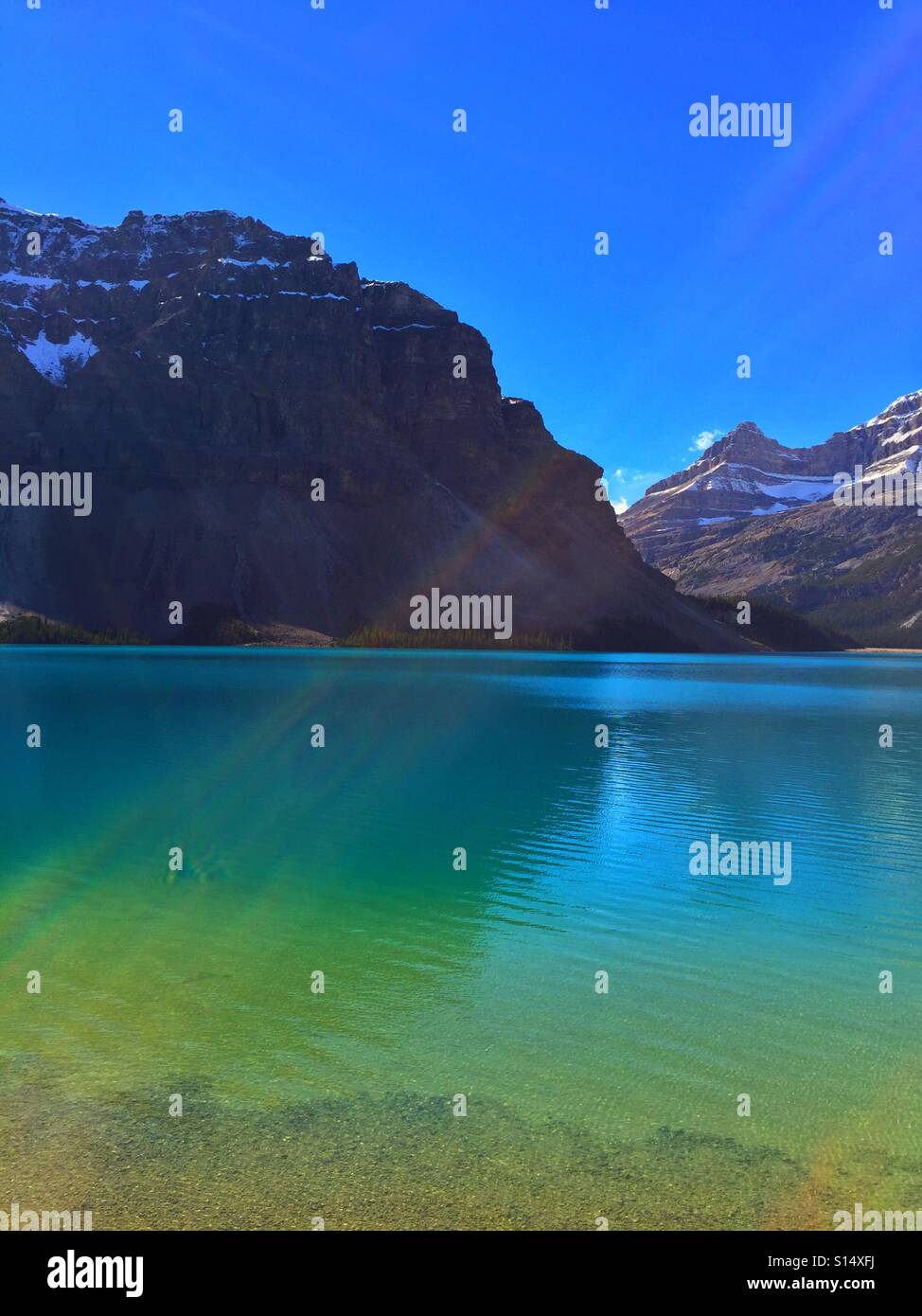 Sonnenstrahlen am Bow Lake, Banff Nationalpark, Alberta, Kanada - Smartphone-aufgenommenes Stockfoto