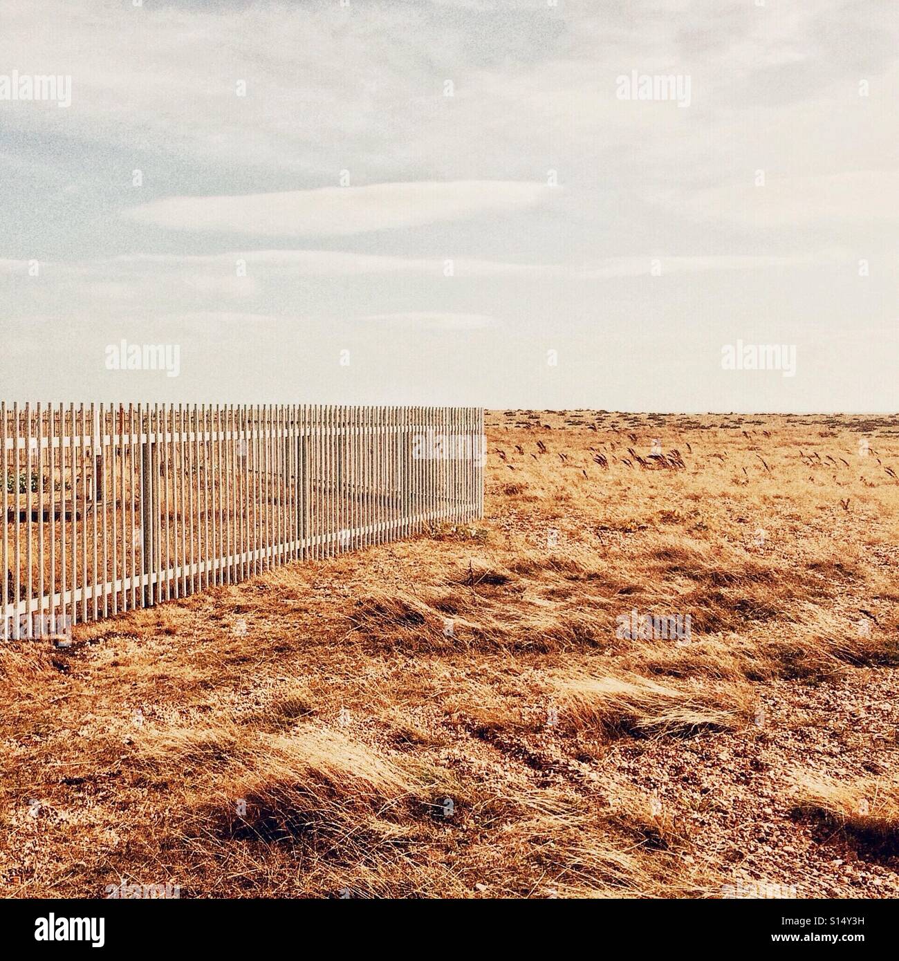 Eingezäunt - eine Metall-Zaun in Dungeness Kent England - Smartphone-aufgenommenes Stockfoto