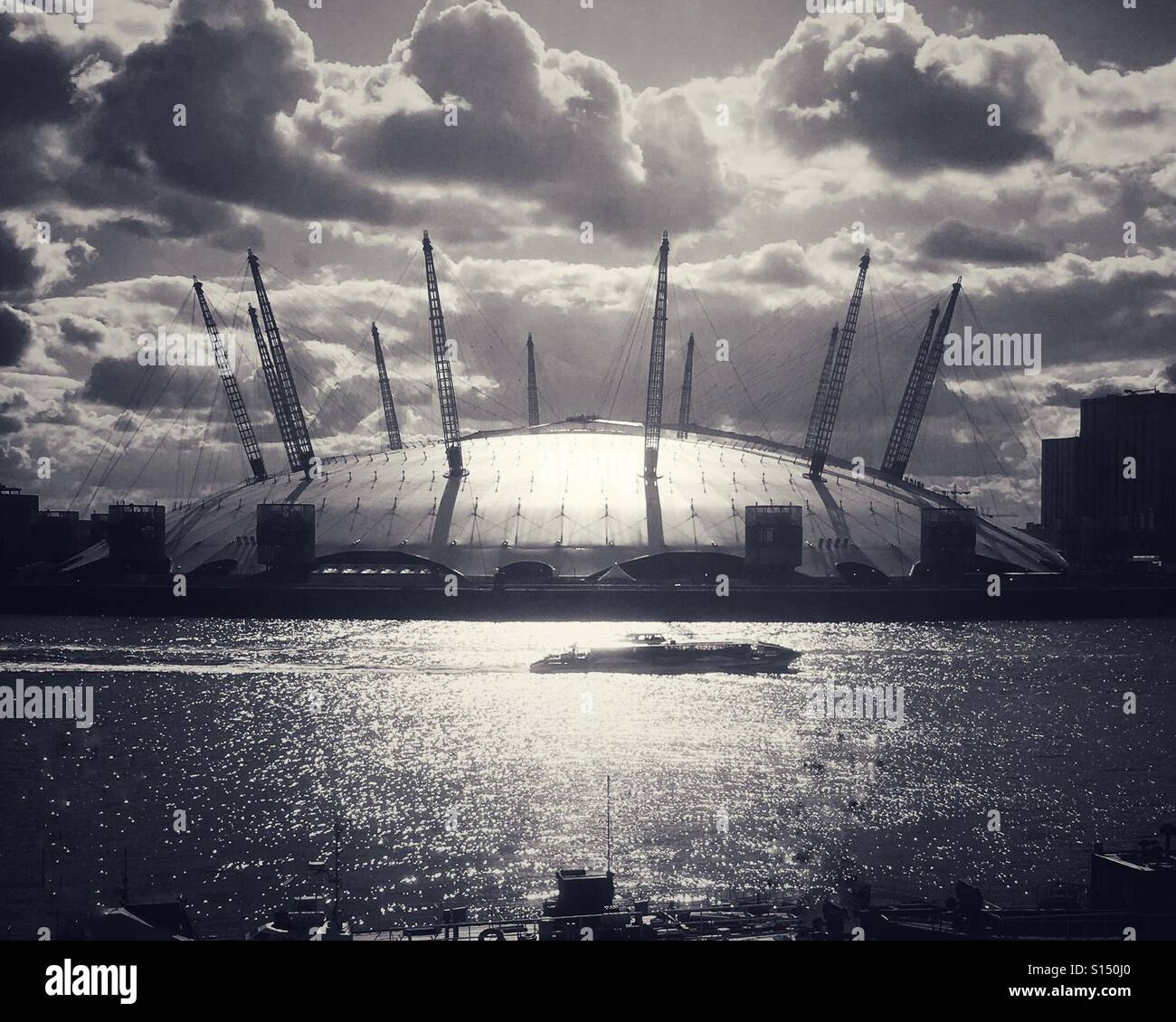 Ein Boot, vorbei an der O2 Arena London an einem sonnigen Nachmittag. Stockfoto