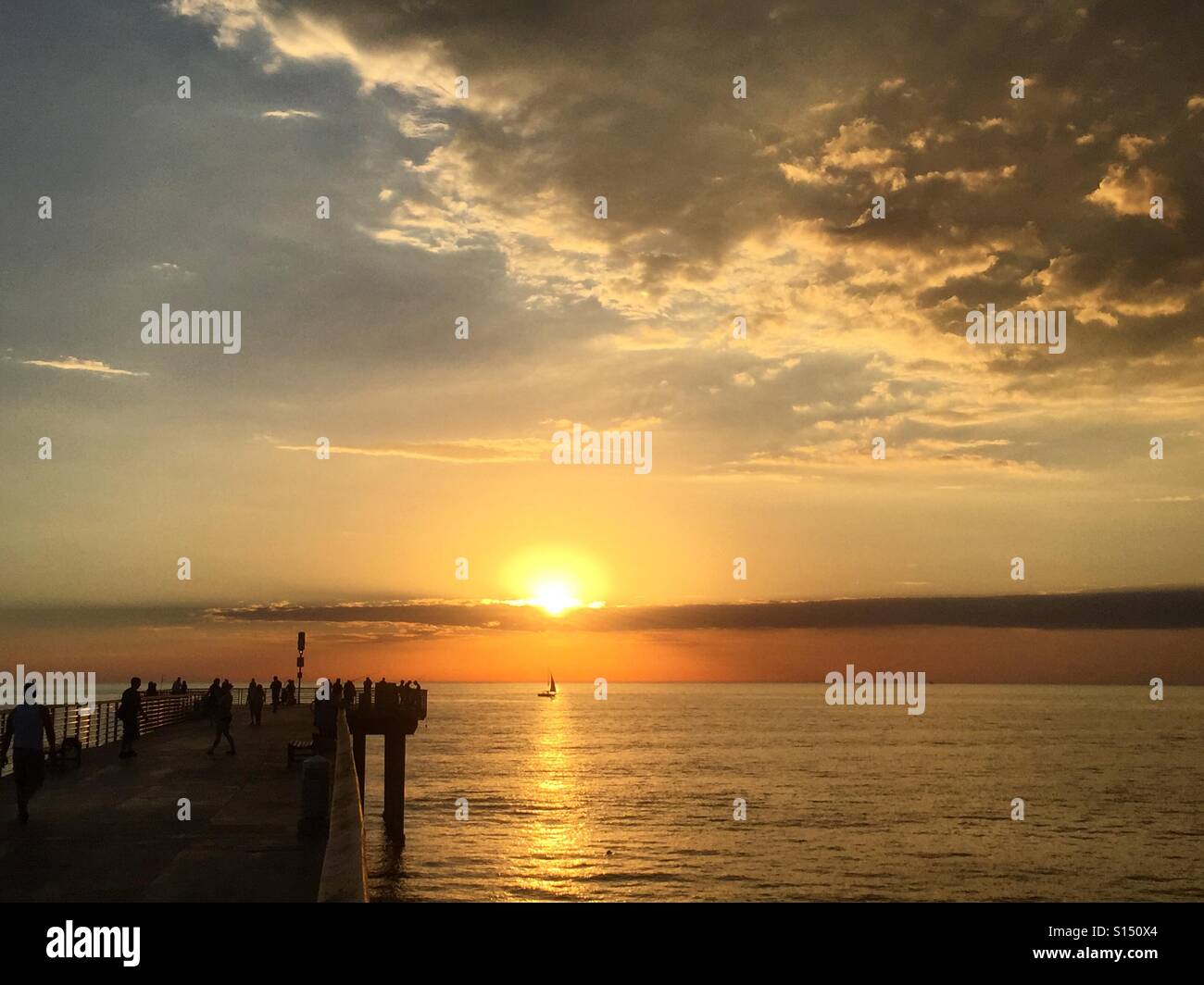 Sonnenuntergang am Hermosa Beach Pier, Kalifornien. Stockfoto