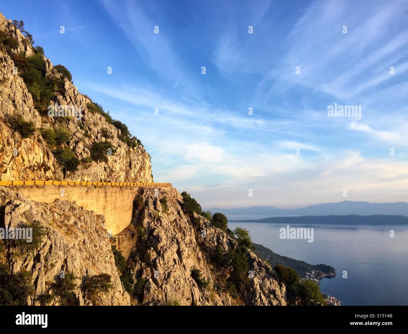 Landschaft-Szene der Bergstraße über blaue Meer Stockfoto