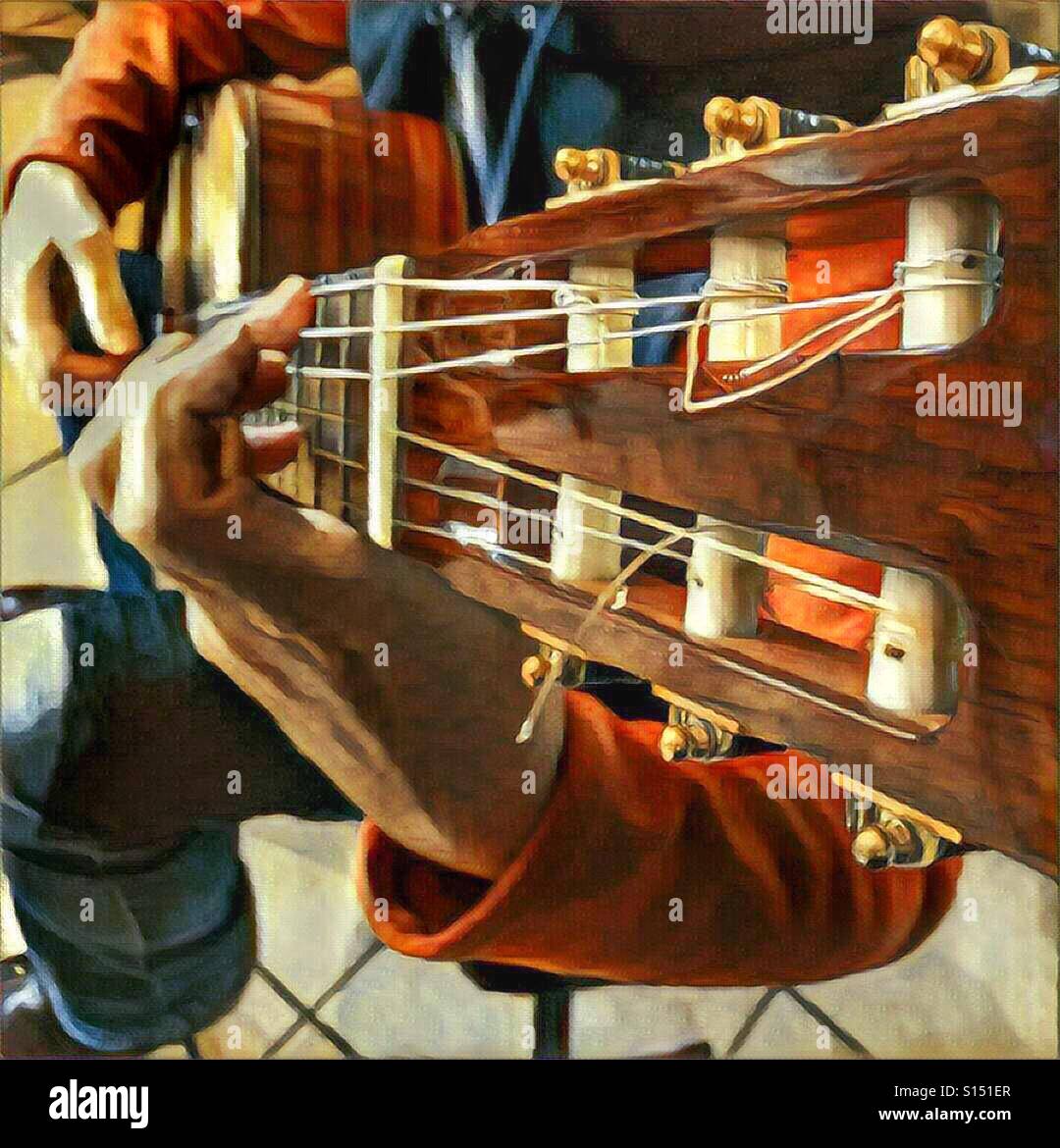 Frau spielt Gitarre, hoher Winkel von der Kopfplatte - Smartphone-aufgenommenes Stockfoto