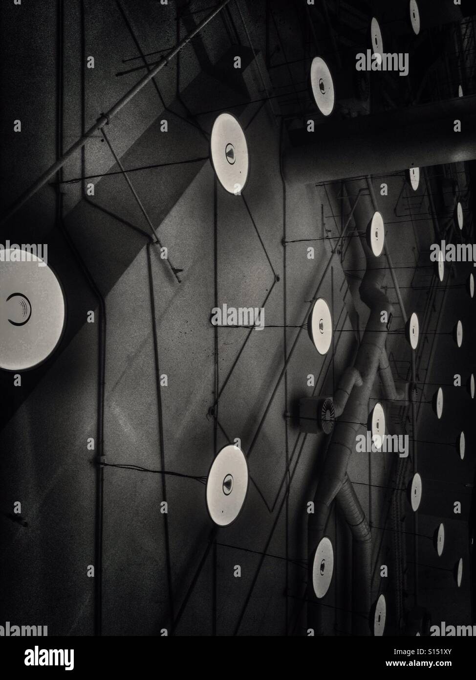 Seitenansicht der Deckenleuchten und Lüftungsrohre - Smartphone-aufgenommenes Stockfoto