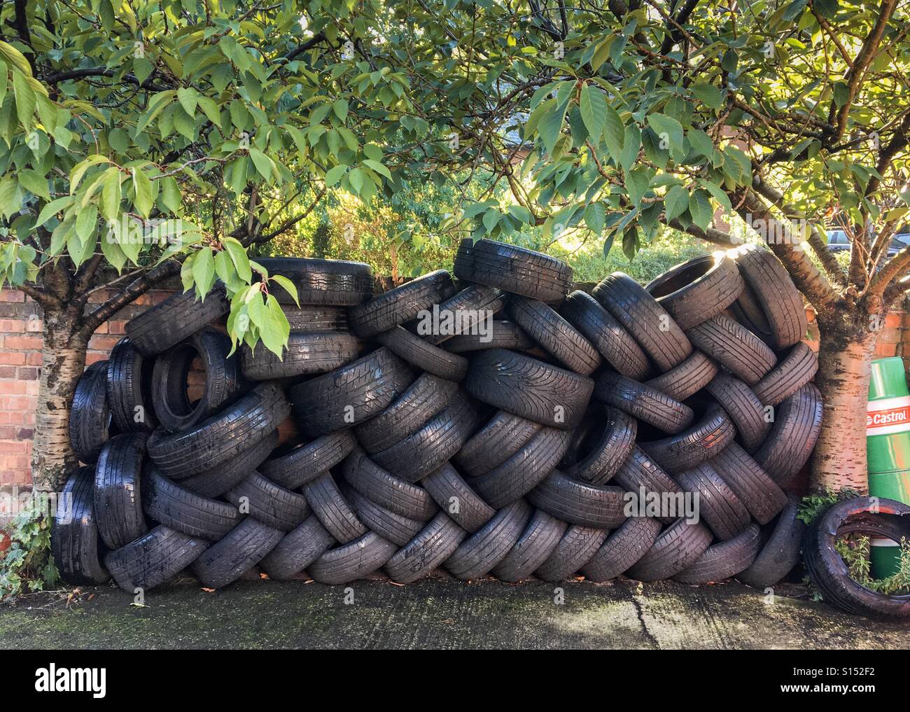 Bereifte heraus. Ein Hecht von gebrauchten Autoreifen. - Smartphone-aufgenommenes Stockfoto