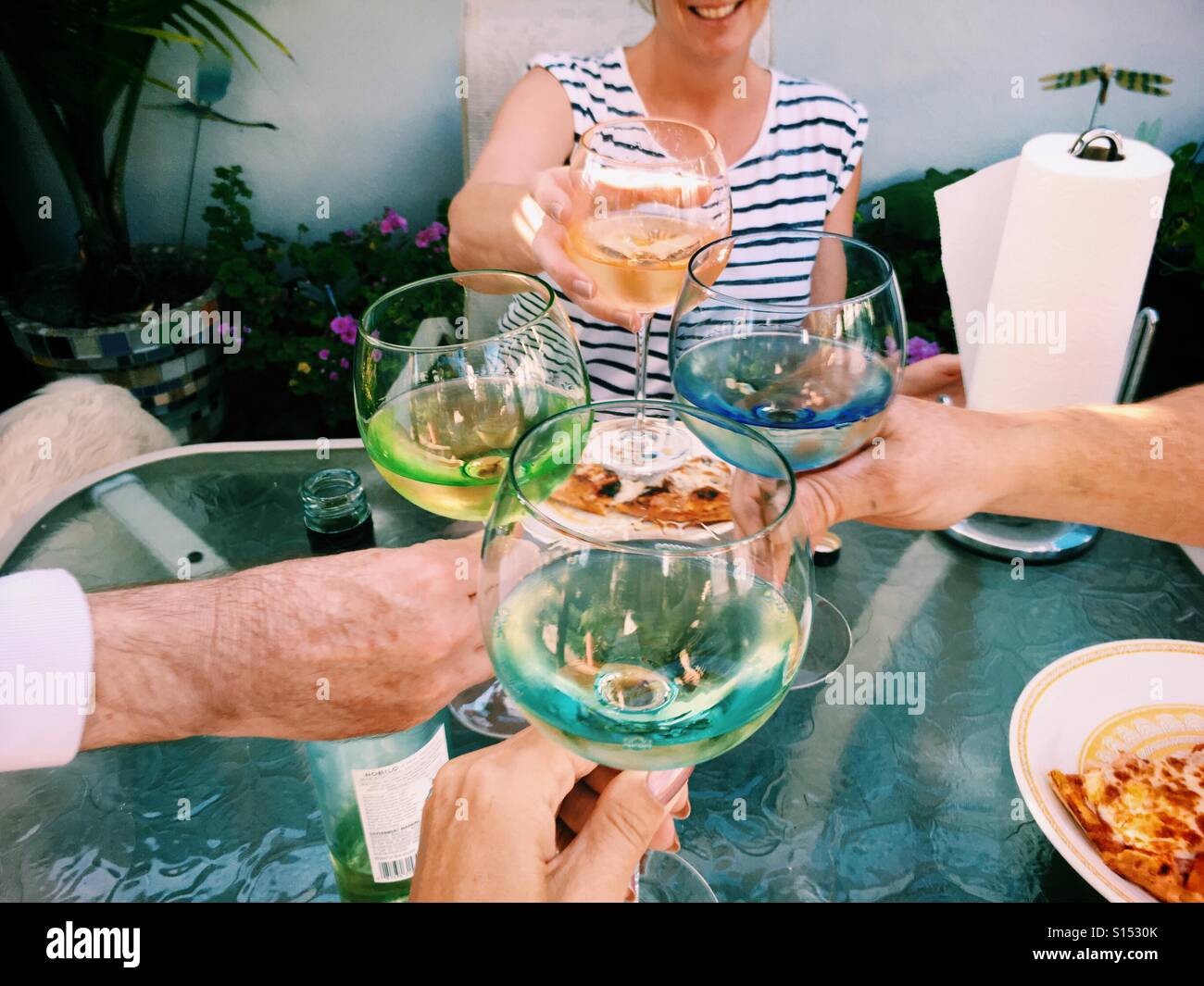 Weißwein mit Pizza trinken im Freien im Sommer - Smartphone-aufgenommenes Stockfoto