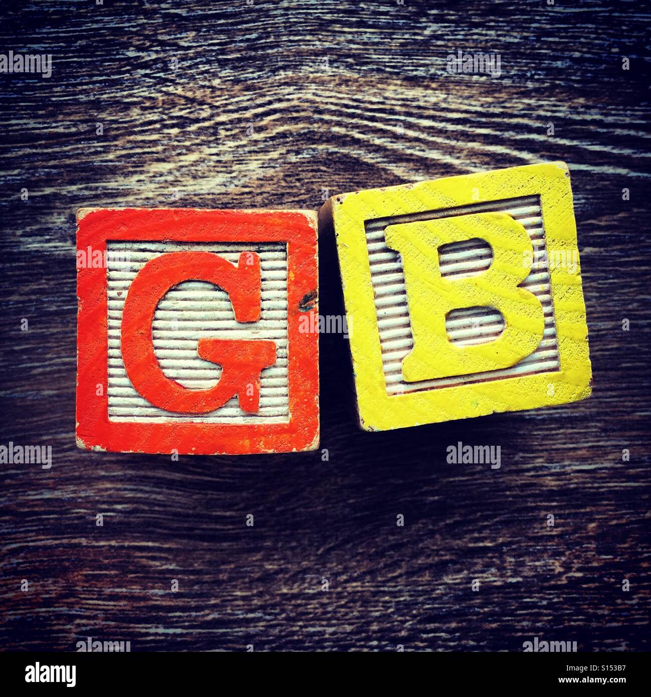 GB für Großbritannien, geschrieben mit Alphabet Holzblock Brief Spielzeug Stockfoto